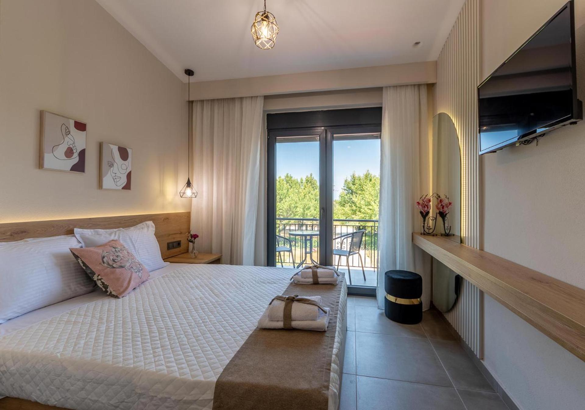 Deluxe Double Room with Balcony photo 1