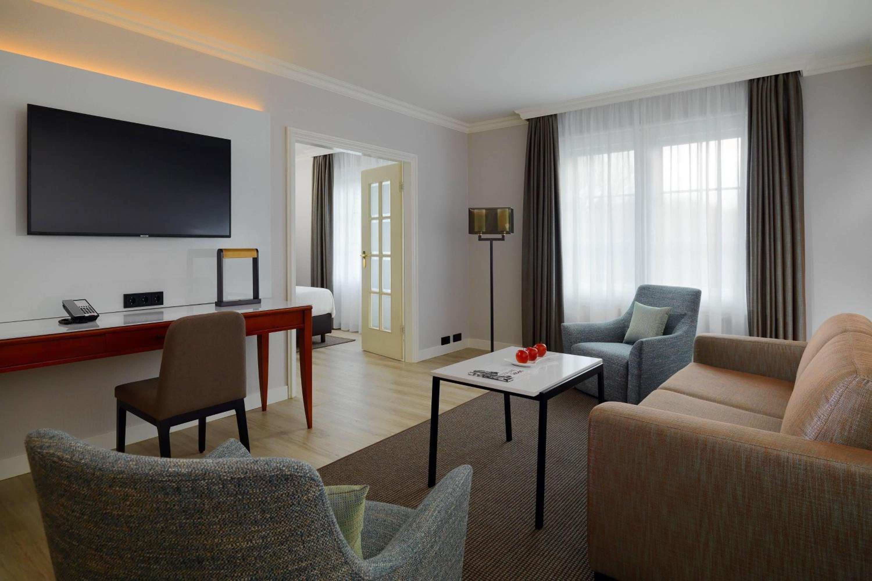 Suite - Photo 1