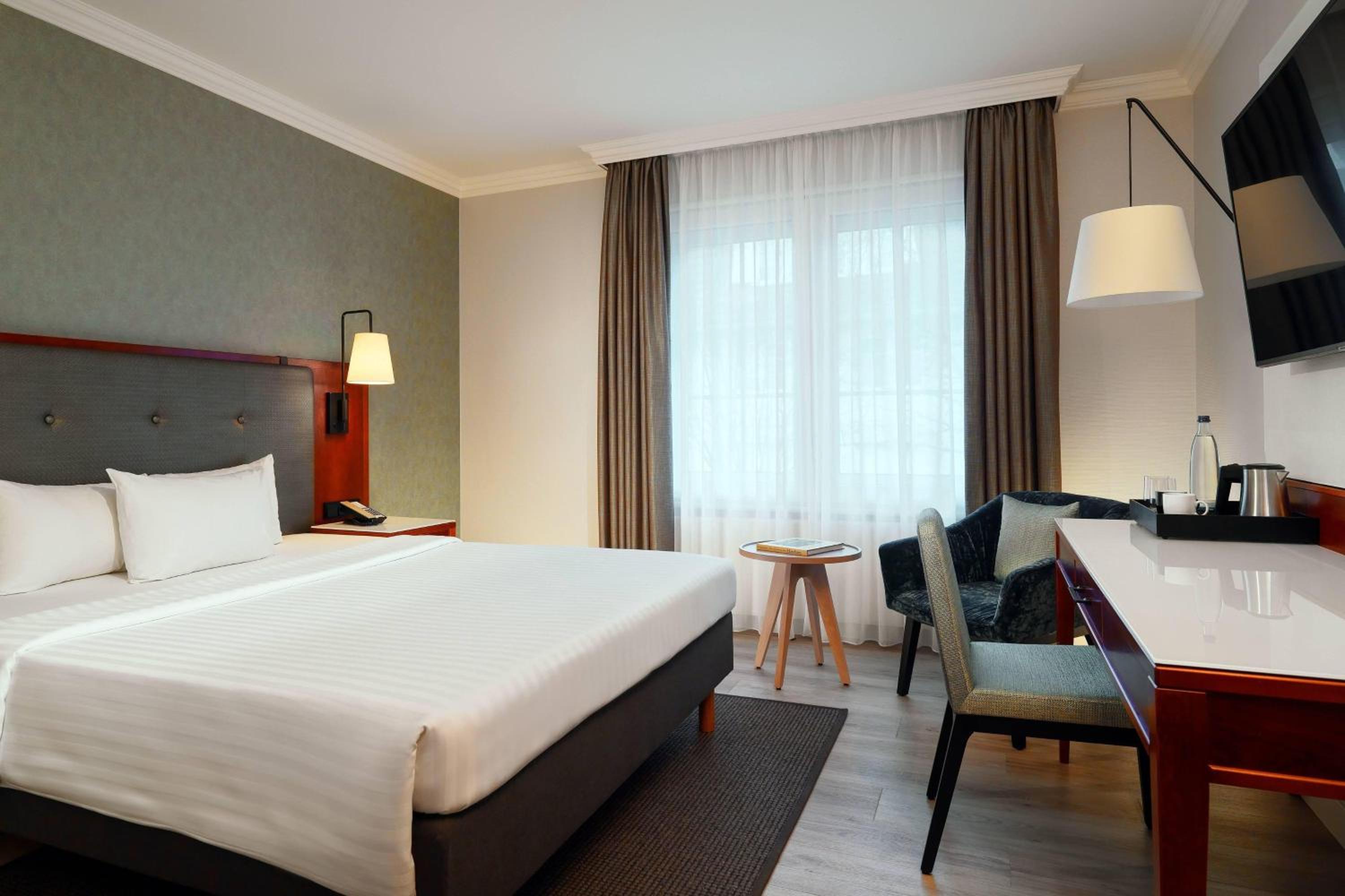 Courtyard Room, Guest room, 1 Queen - Photo 1