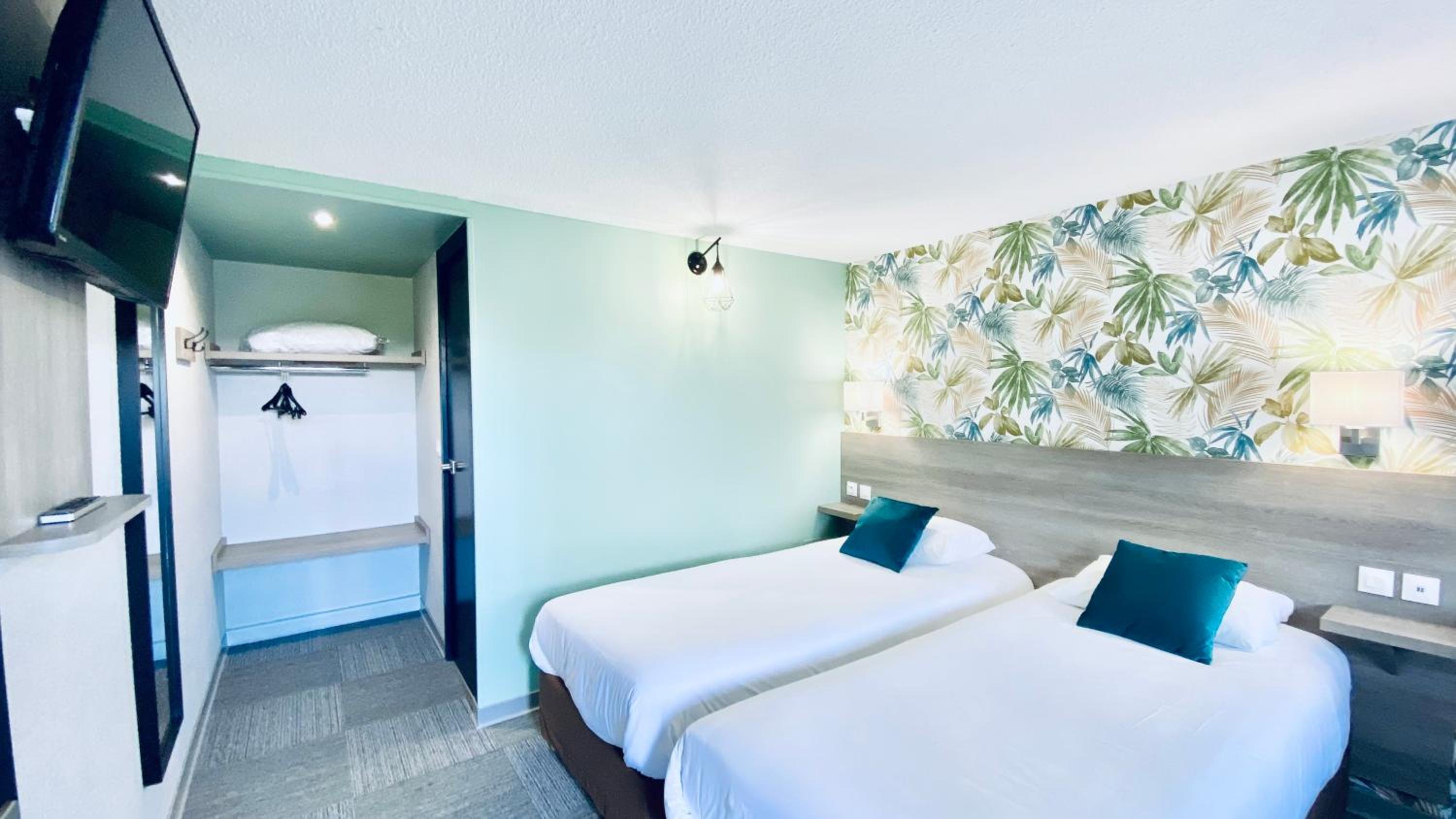 Twin Room - Photo 12