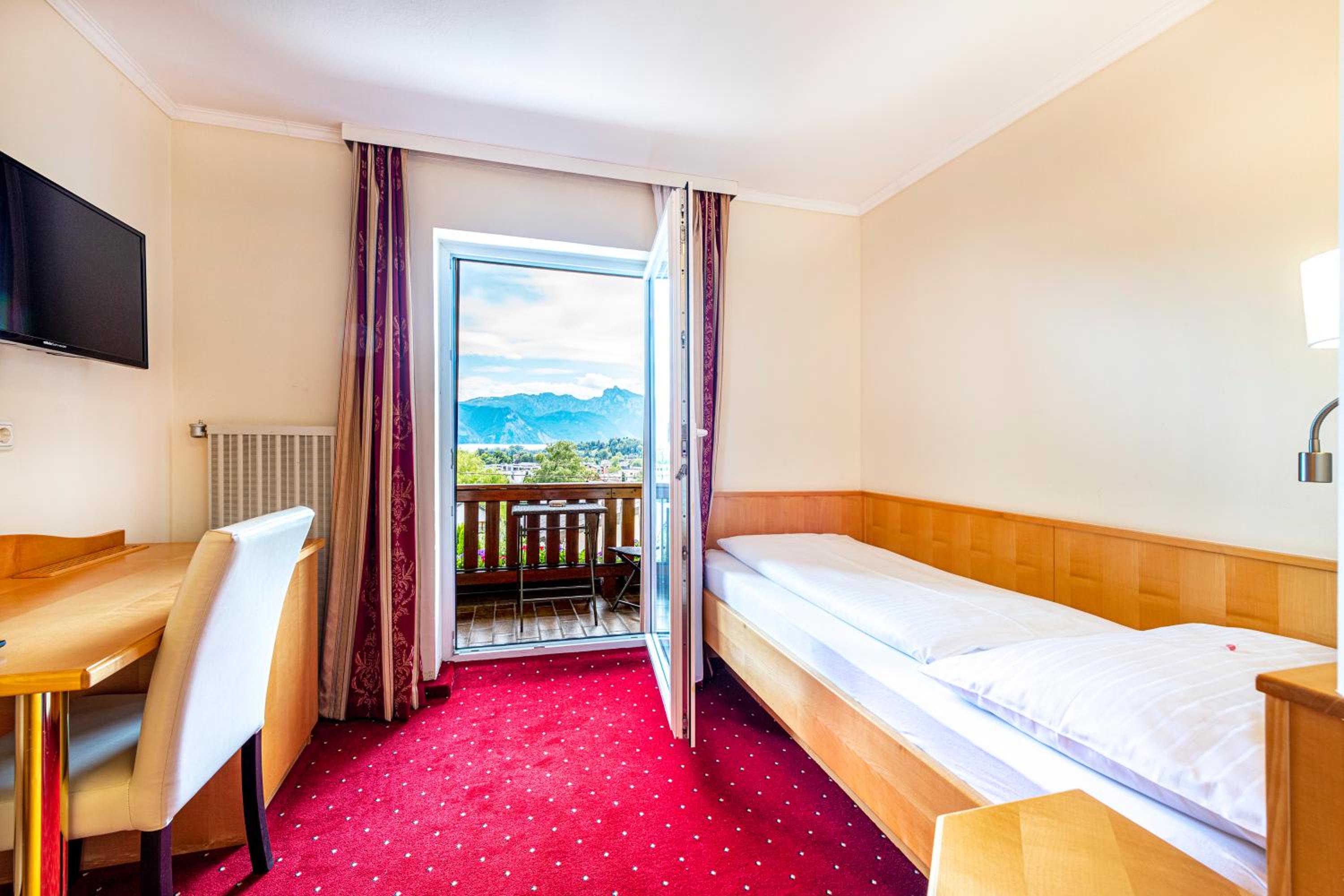 Single Room with Balcony and Lake View