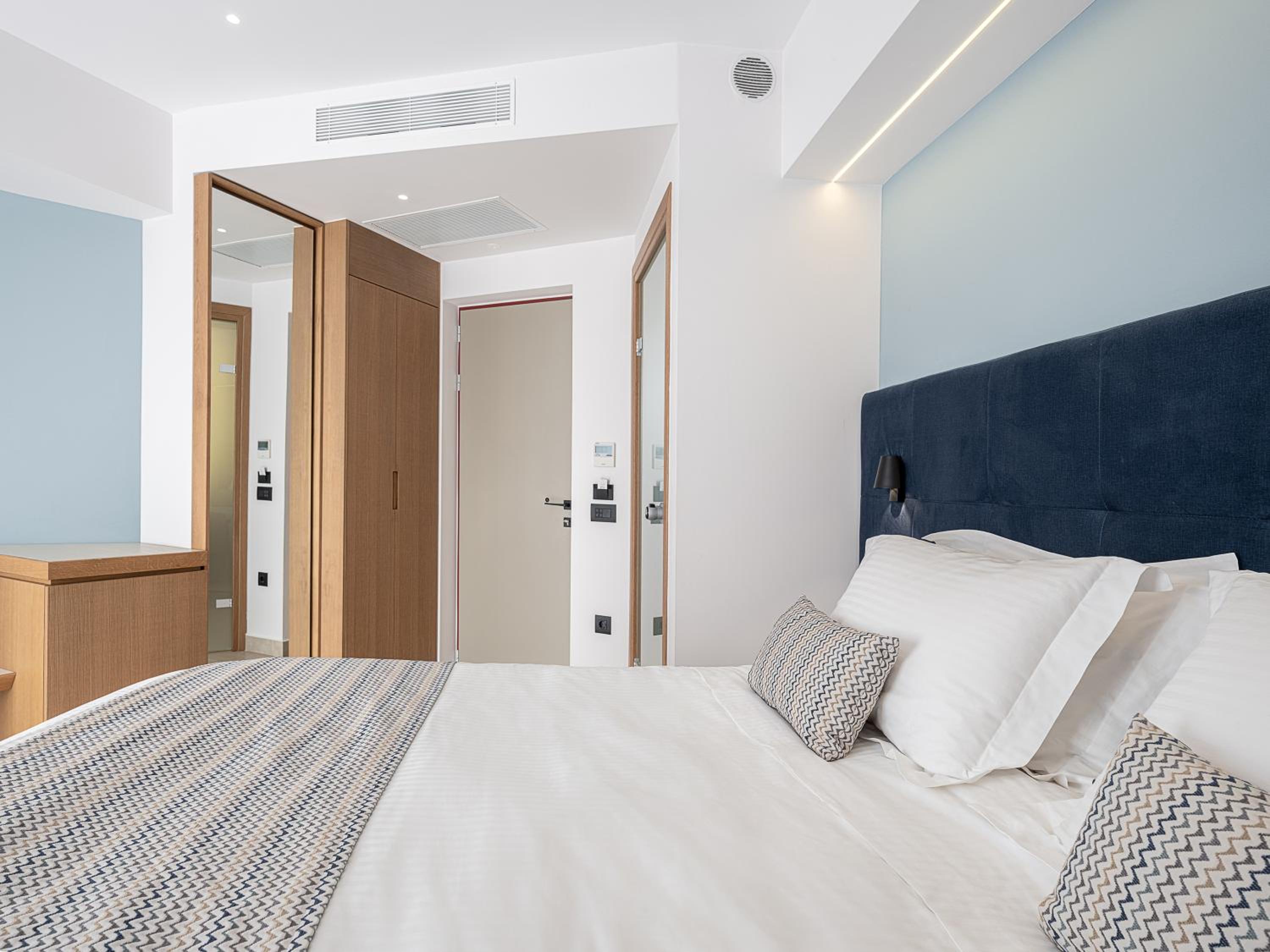 Superior Twin or Double Room thumbnail 5