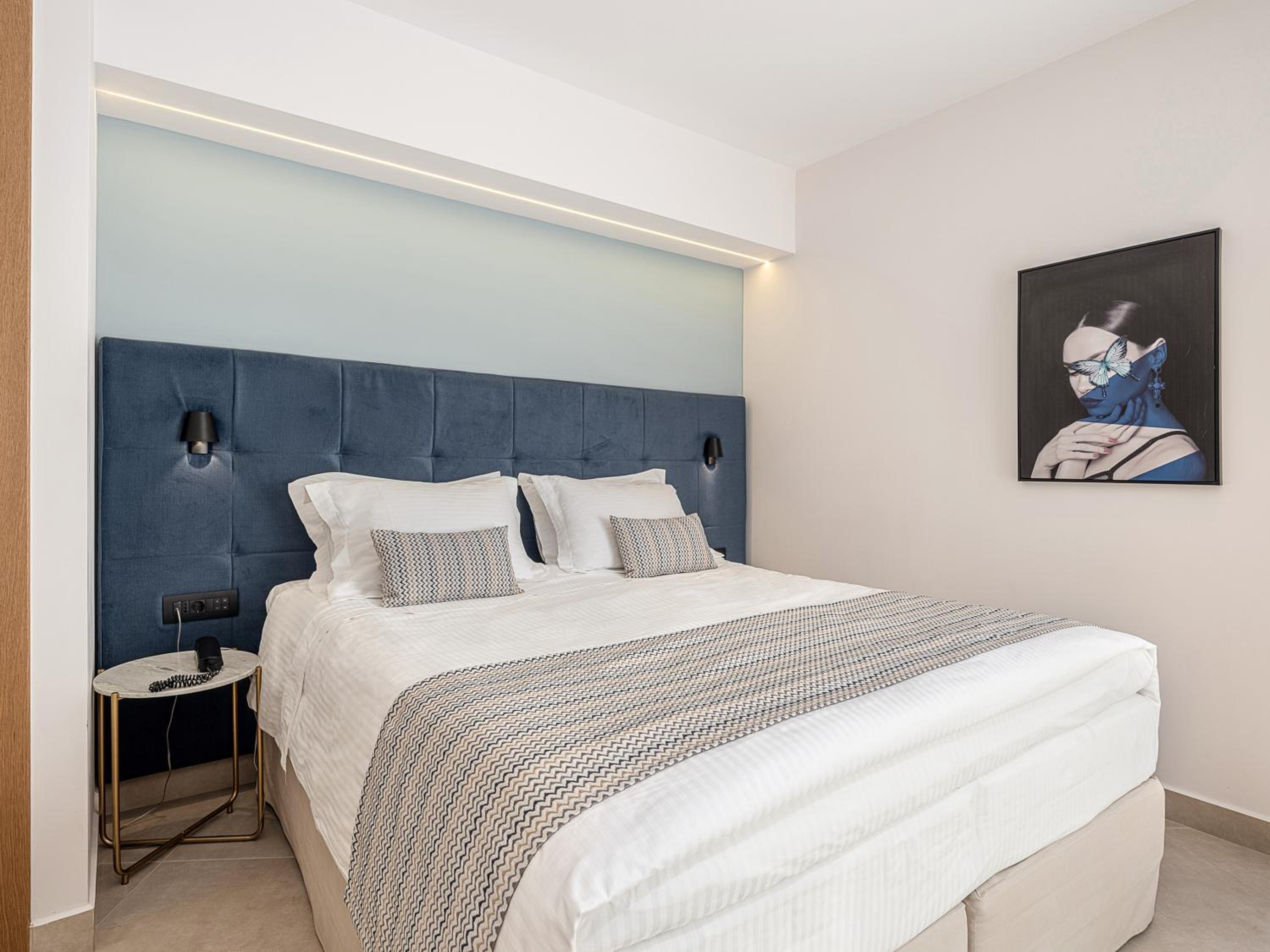 Superior Twin or Double Room thumbnail 6