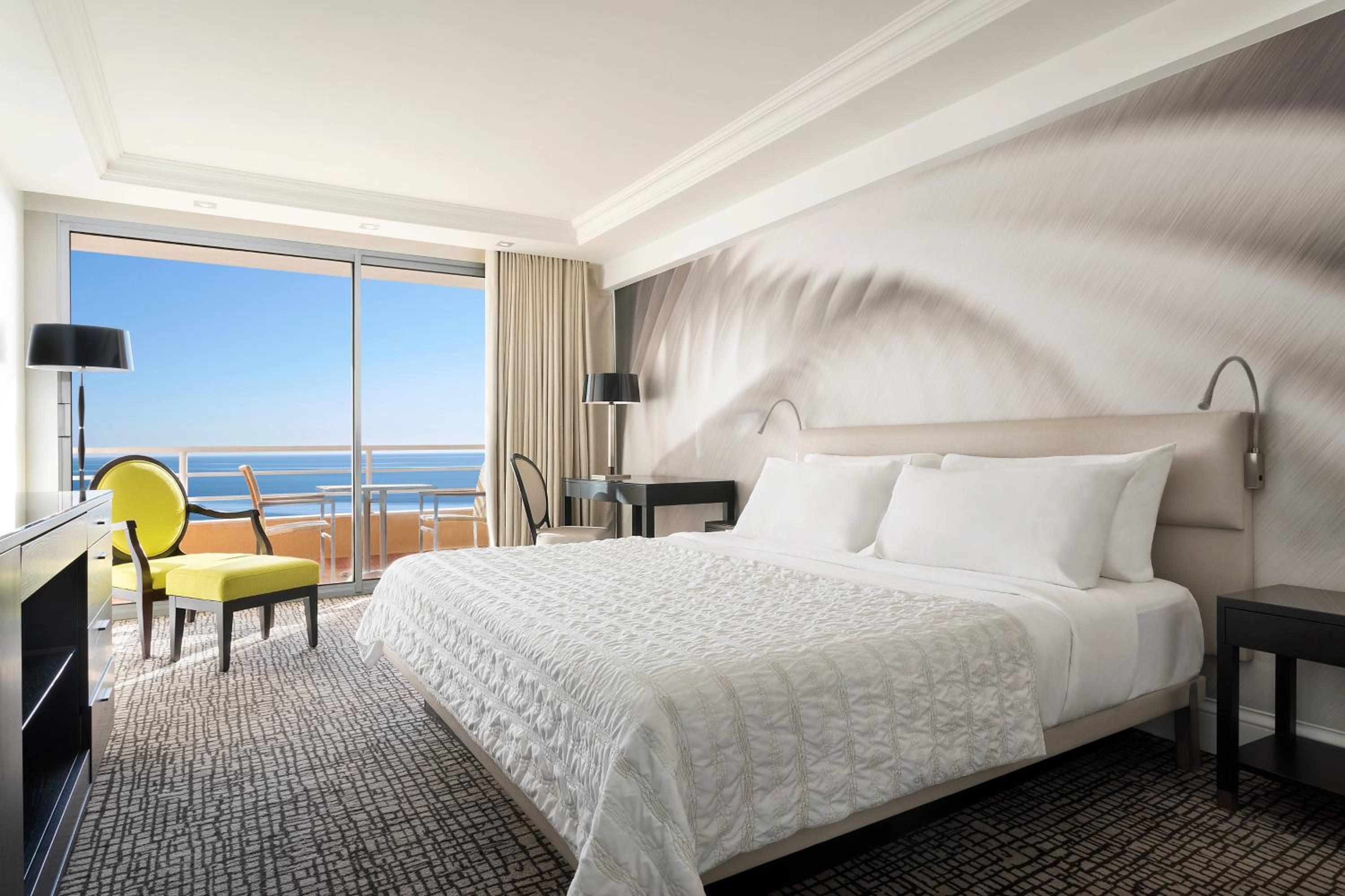 Deluxe, Guest room, 1 King, Sea view, Balcony