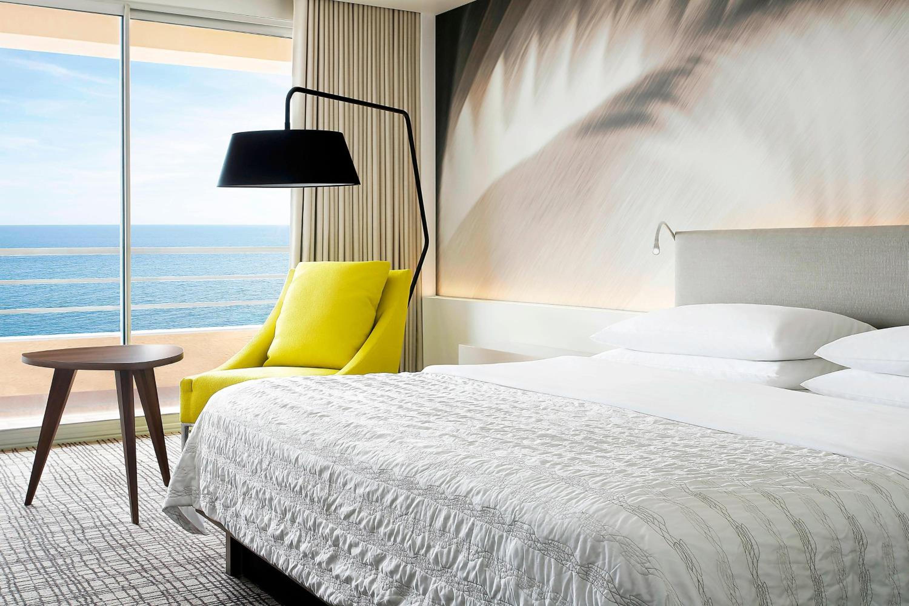 Premium King Room with Balcony and Partial Sea View