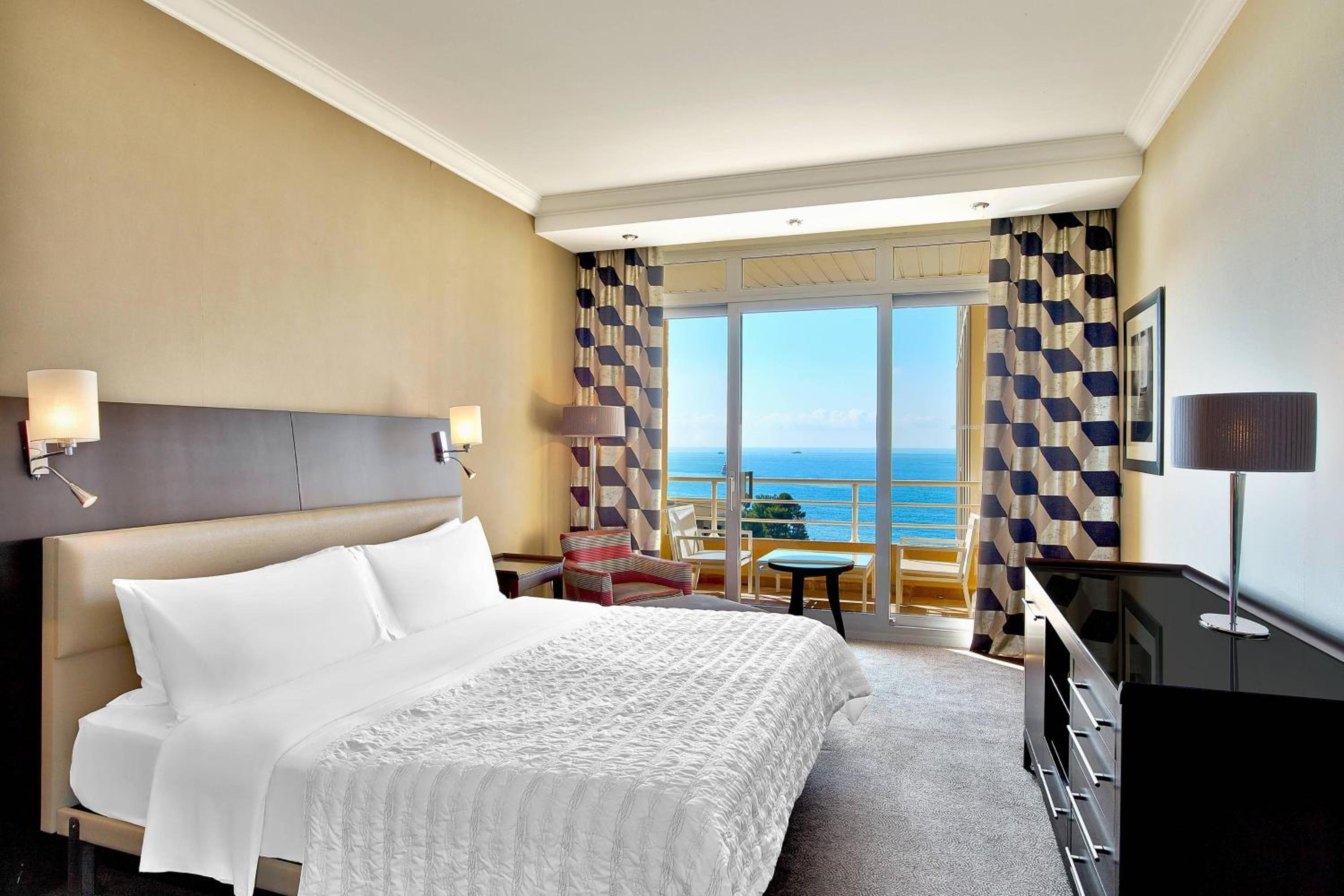 Premium King Room with Balcony and Partial Sea View thumbnail 5