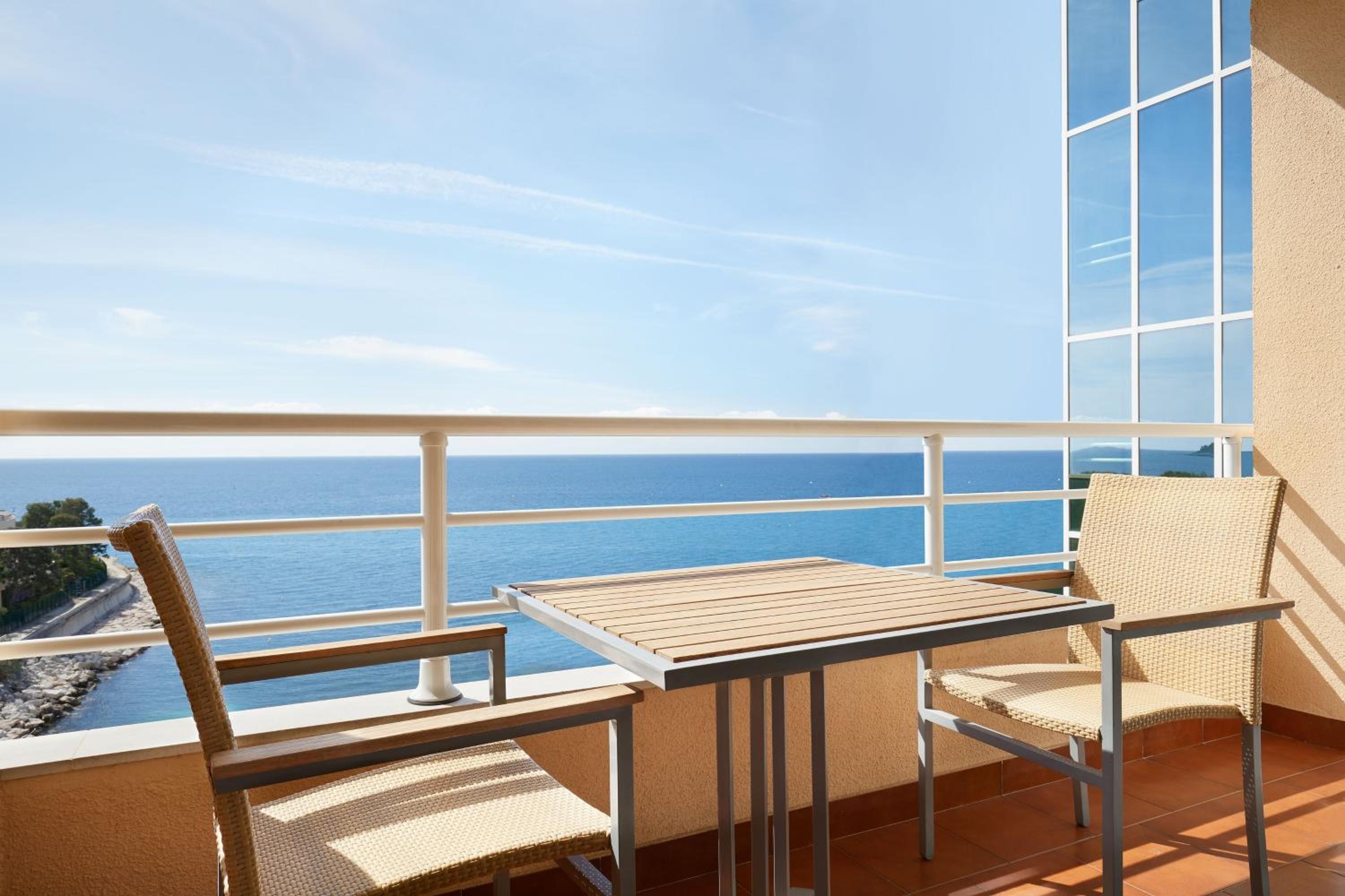 Deluxe, Guest room, 1 King, Sea view, Balcony