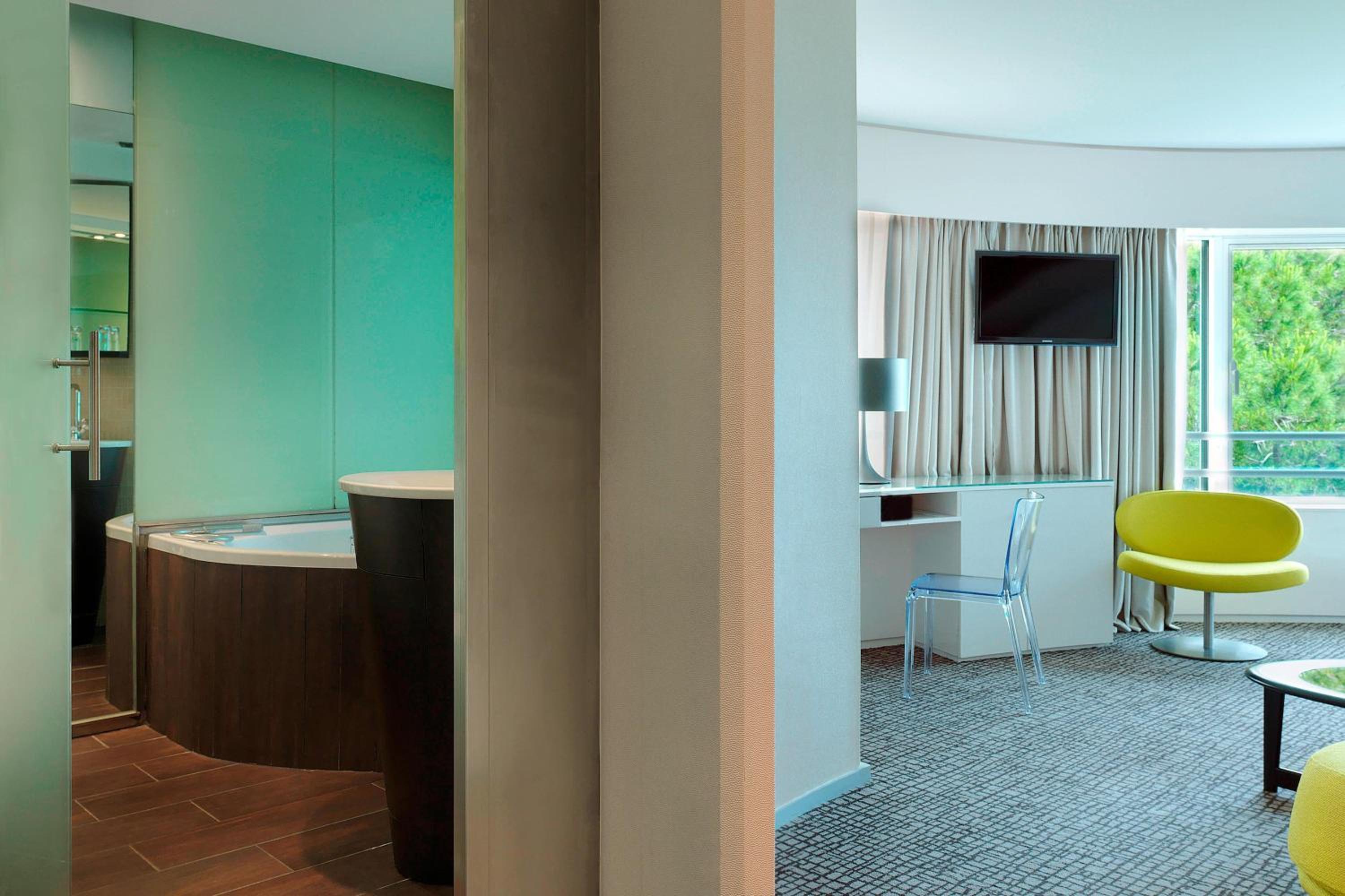 Design, Guest room, 1 King, Sea view, Crystal Towers thumbnail 5