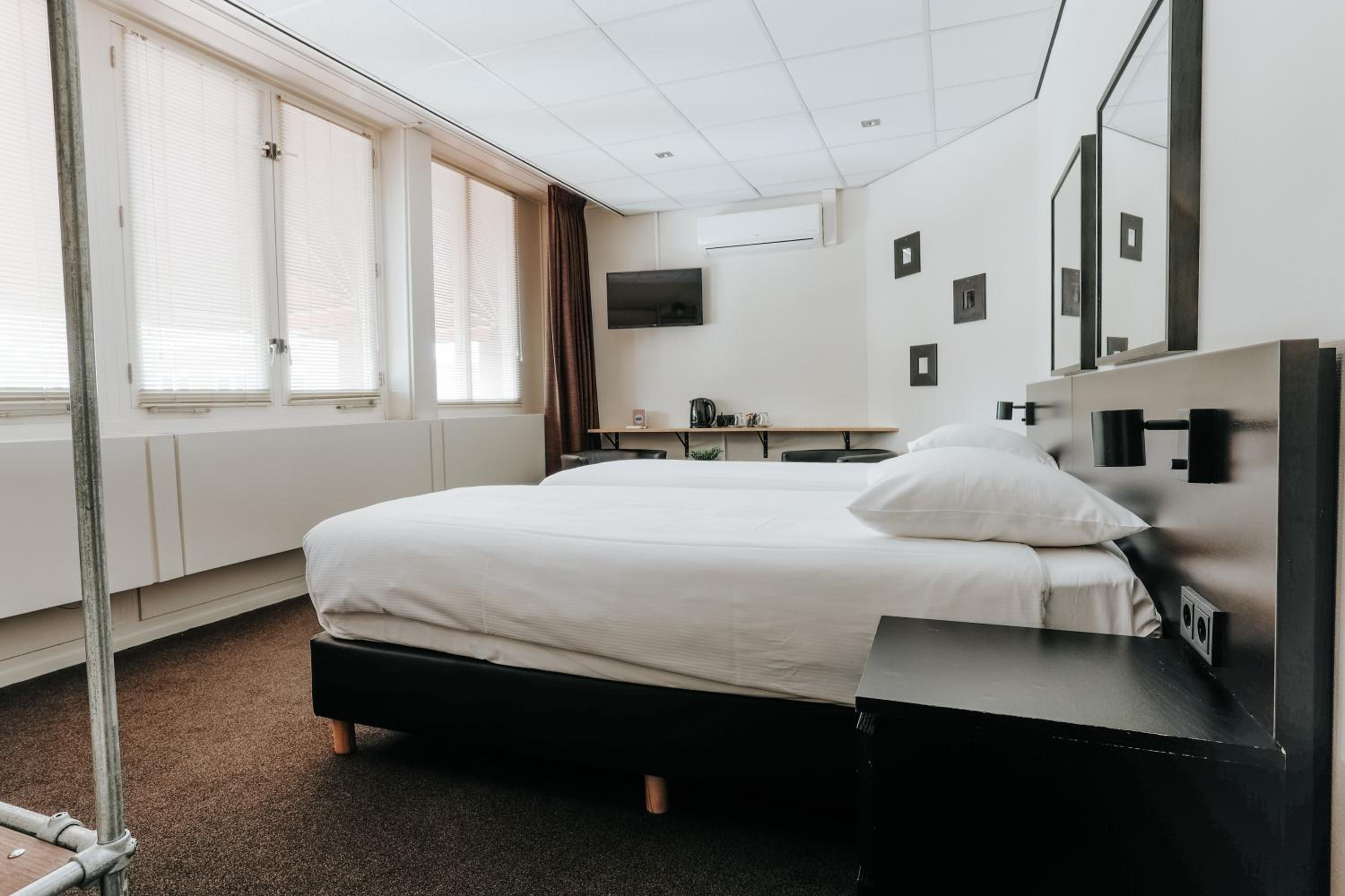 Standard Twin Room - Photo 6