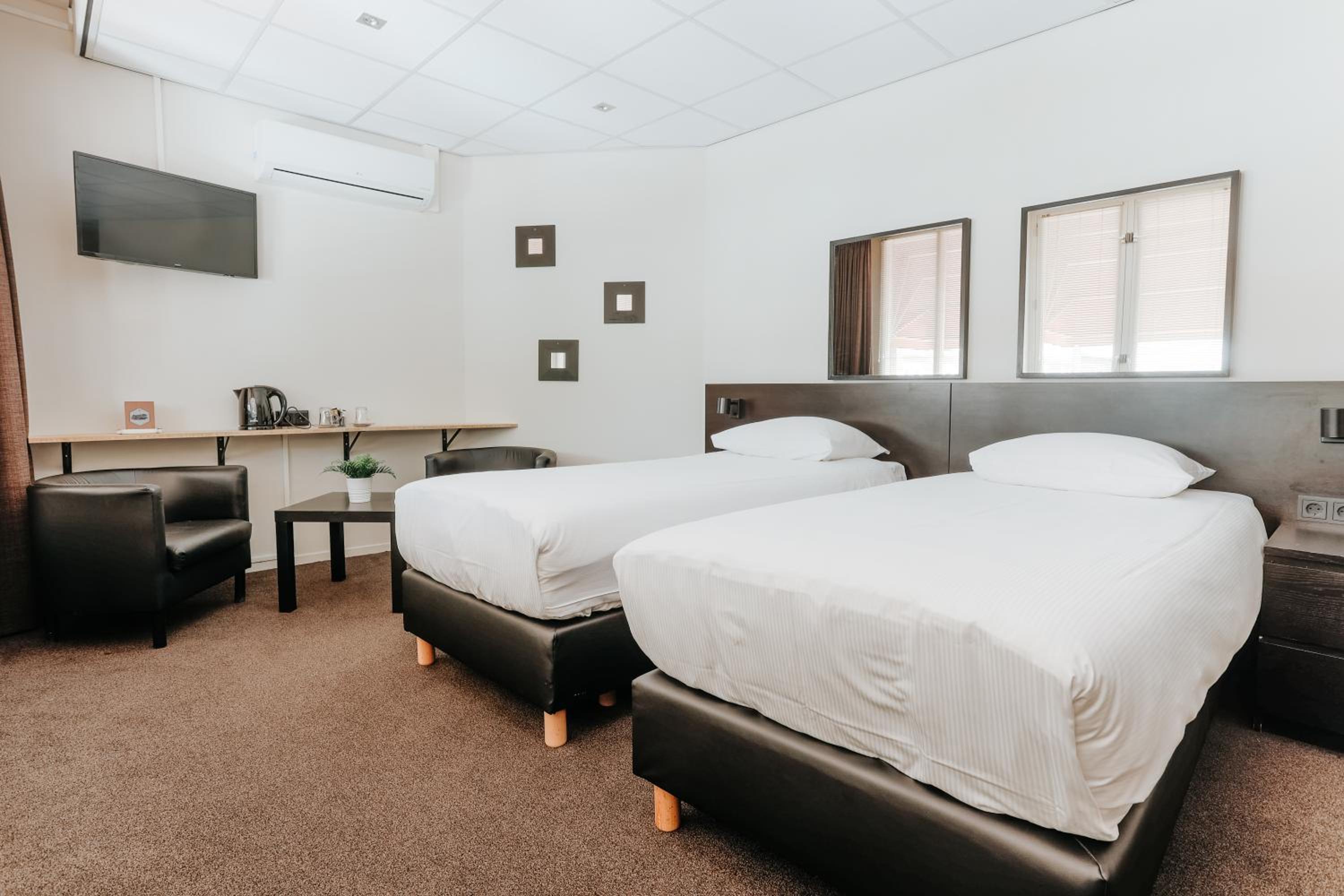 Standard Twin Room - Photo 4