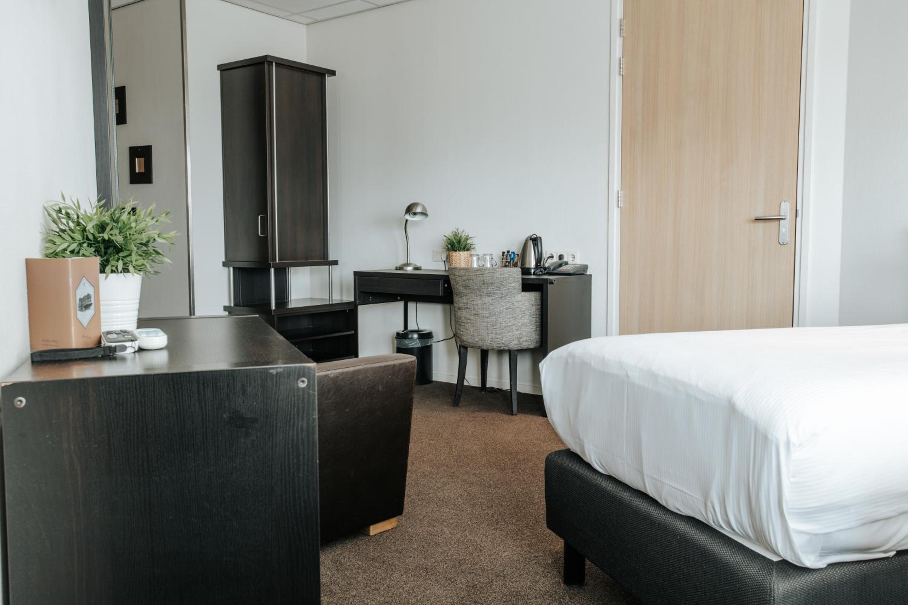 Standard Twin Room - Photo 9