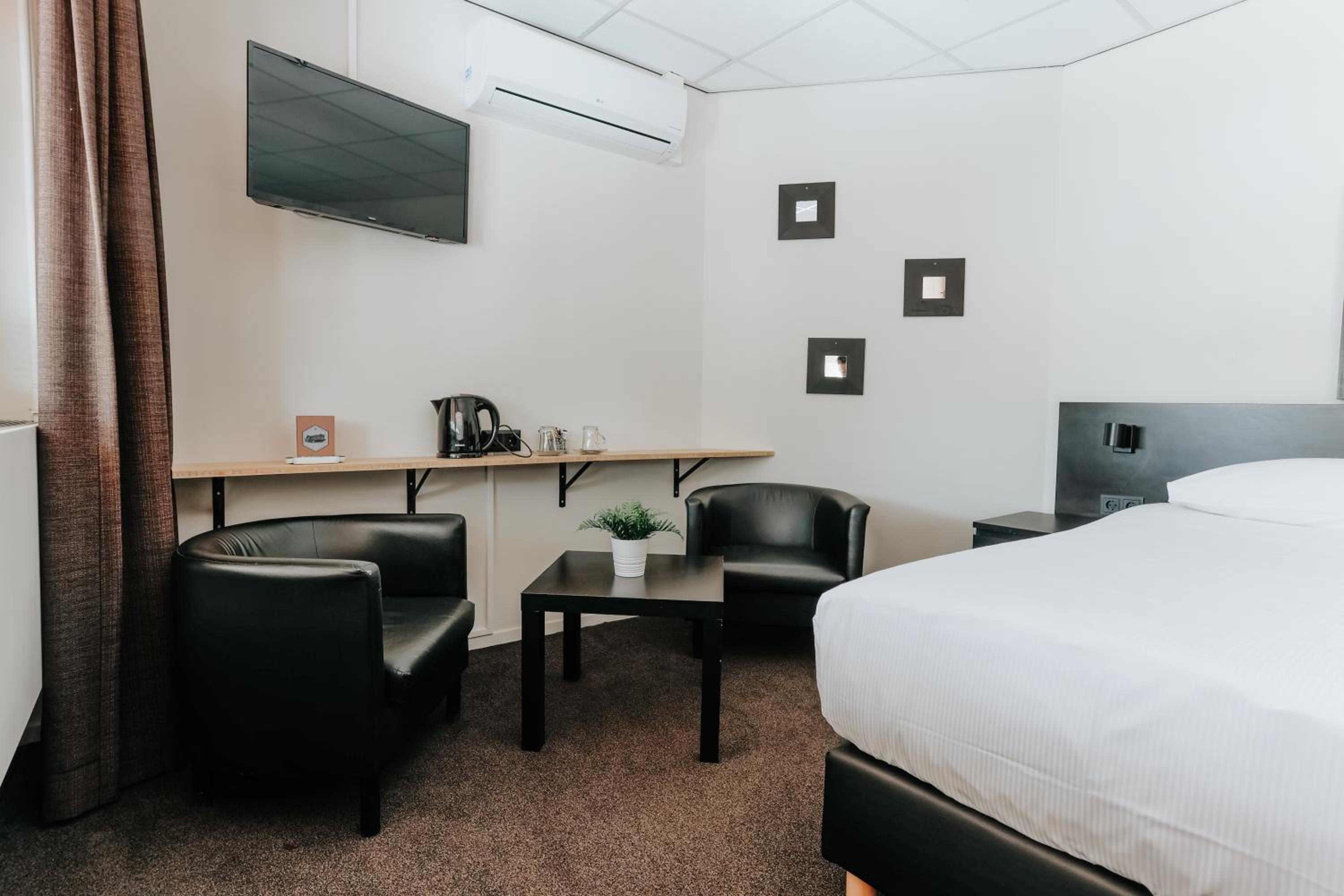Standard Twin Room - Photo 8
