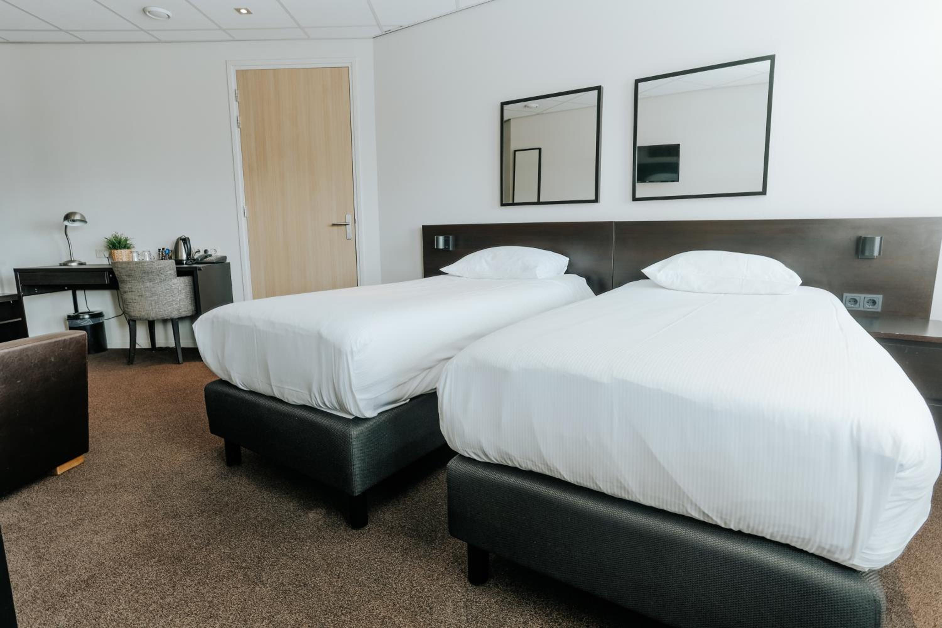 Standard Twin Room - Photo 2