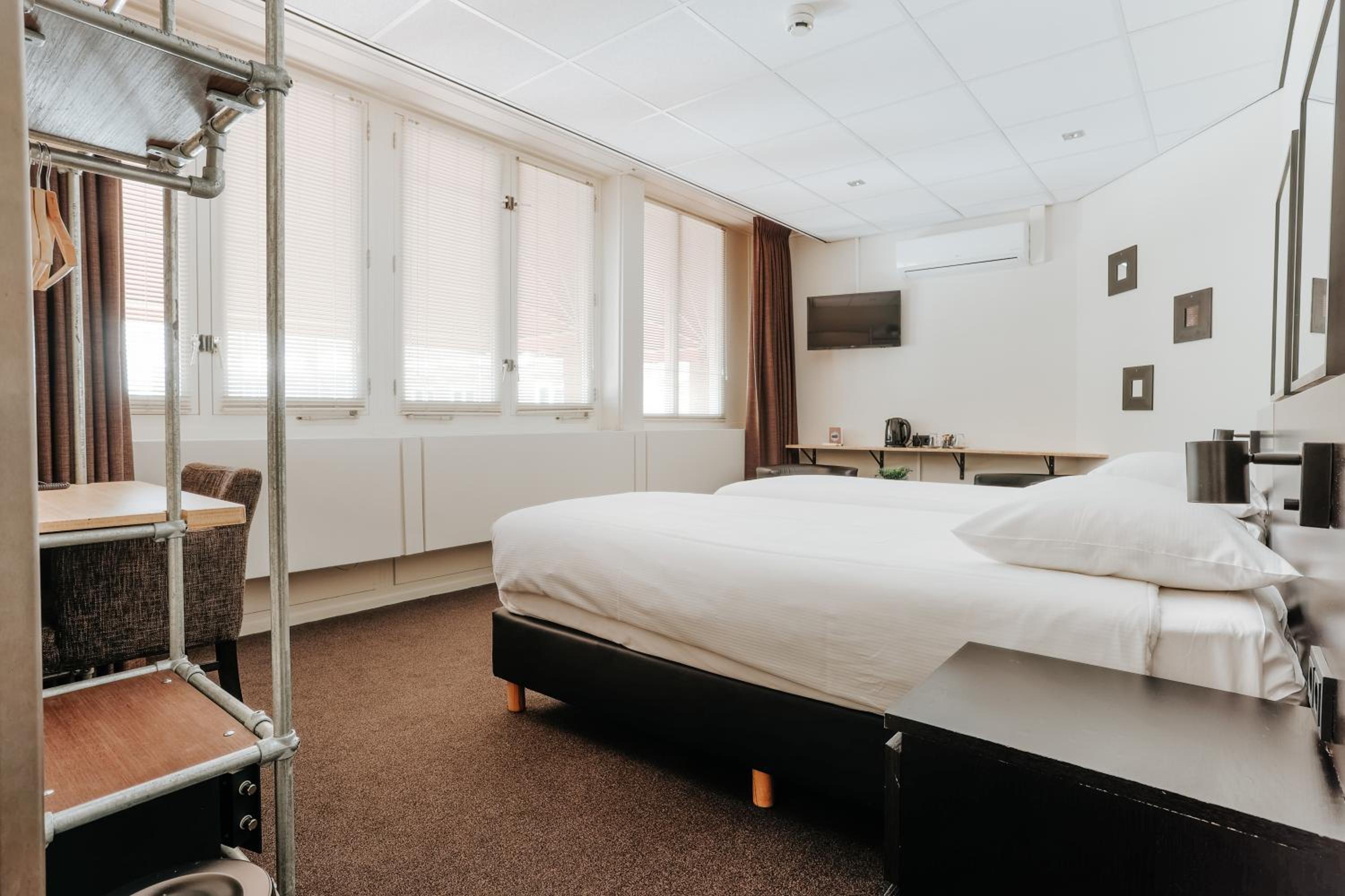 Standard Twin Room - Photo 10