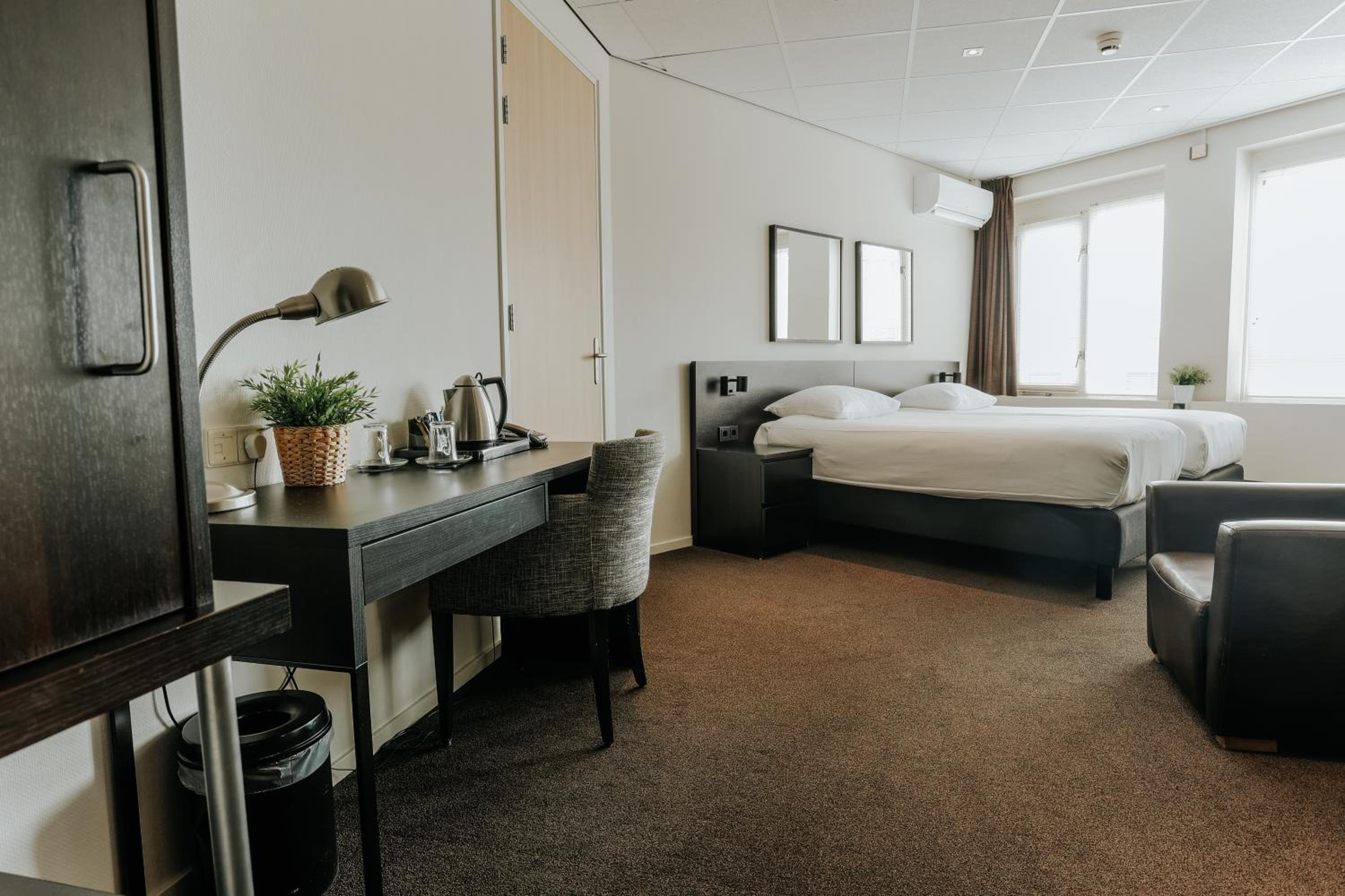 Standard Twin Room - Photo 1