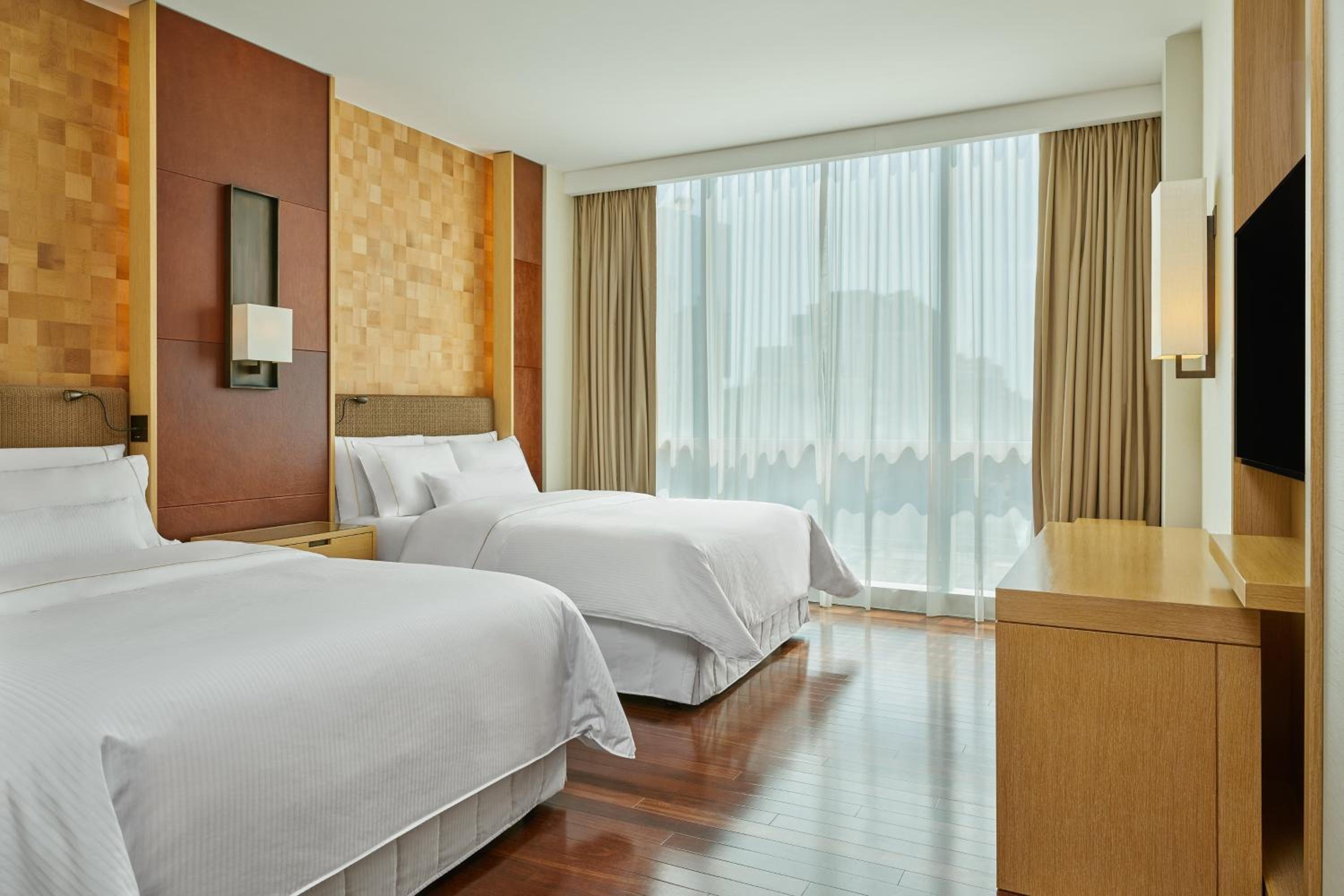 Deluxe, Guest Room, 2 Queen, Low floor photo 2