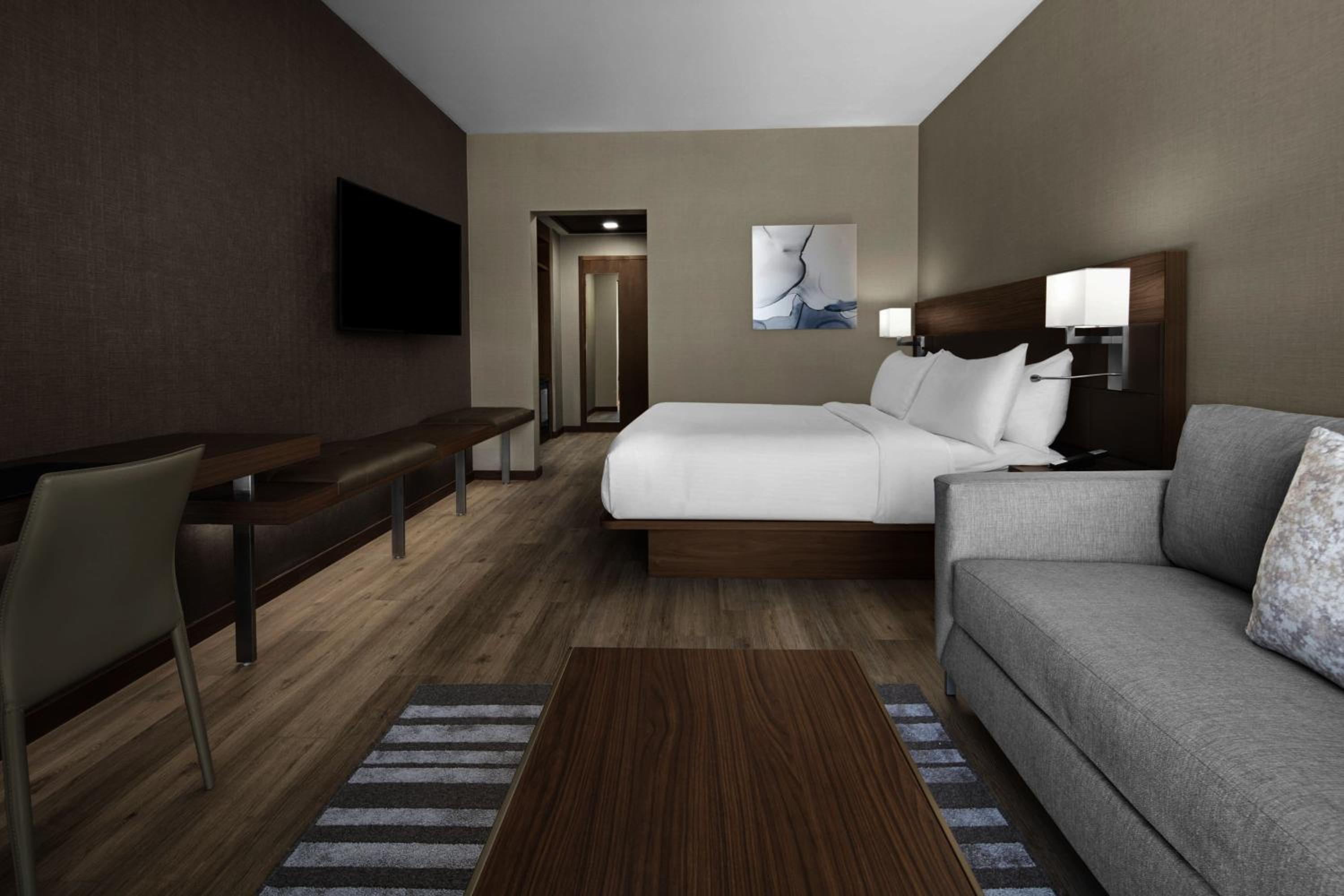 King Room with Sofa Bed - Photo 2