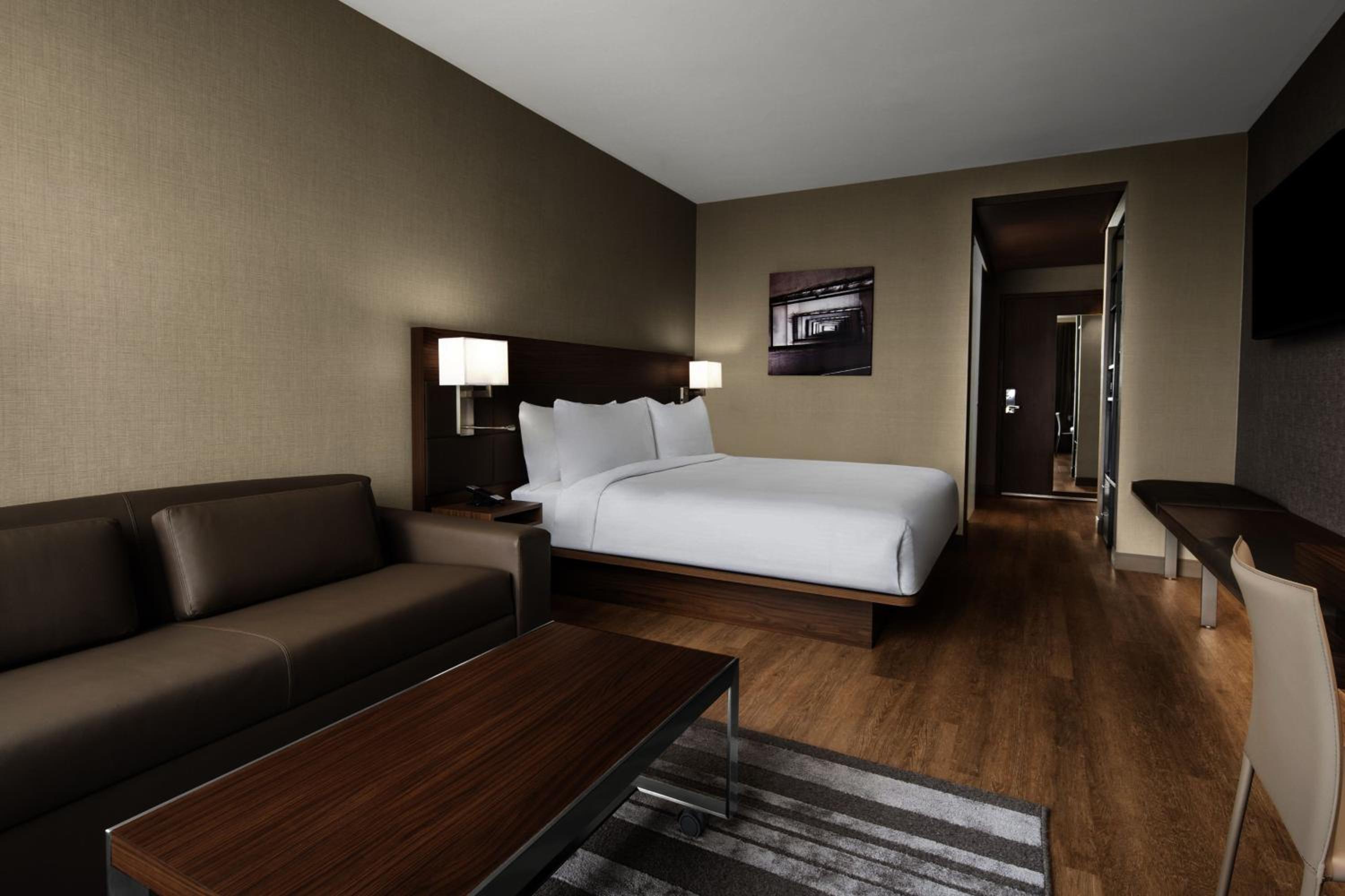 King Room with Sofa Bed - Photo 3