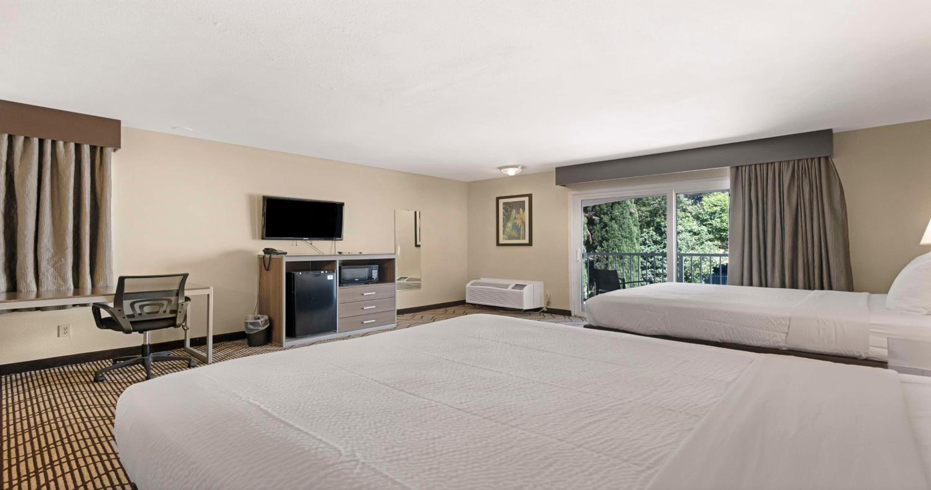 Queen Room with Two Queen Beds with Balcony - Garden View photo 3
