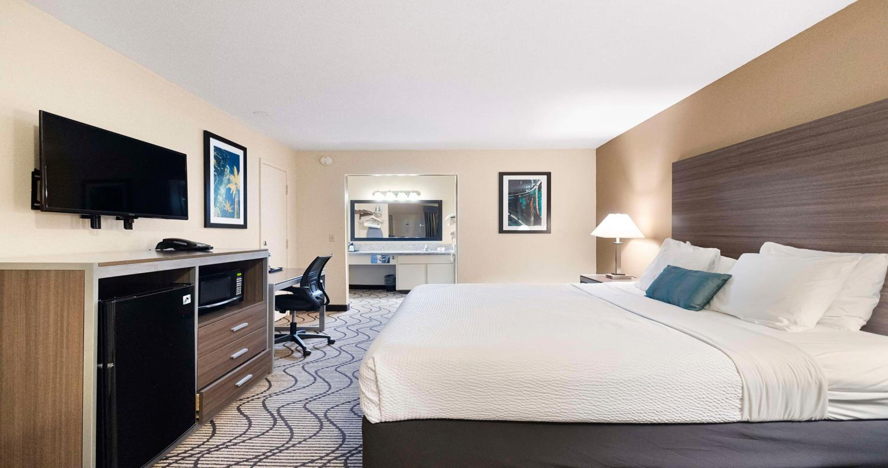 King Room with Balcony - Pool View photo 3