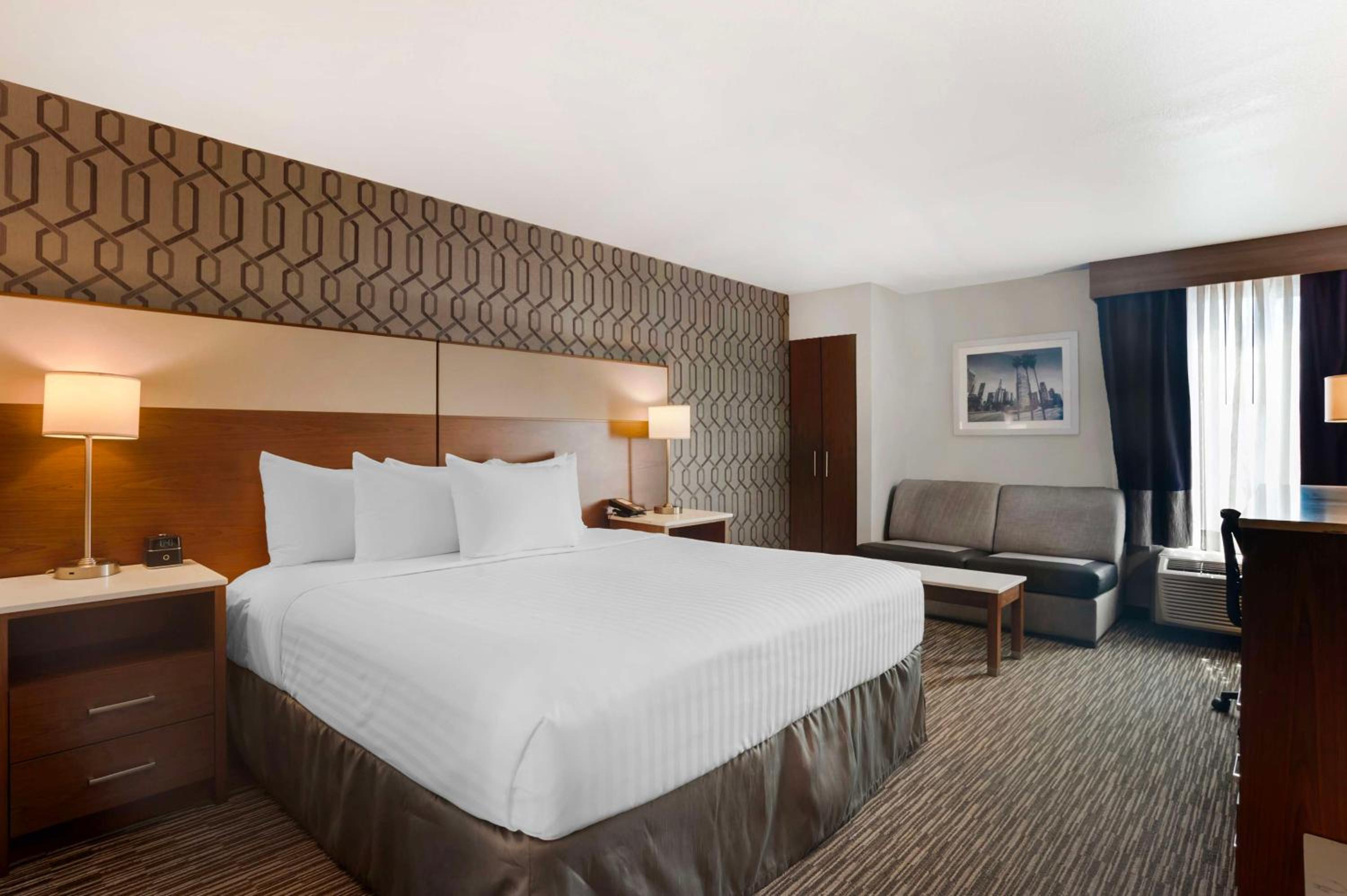 King Room with Walk-in Shower - Mobility Access/Non-Smoking