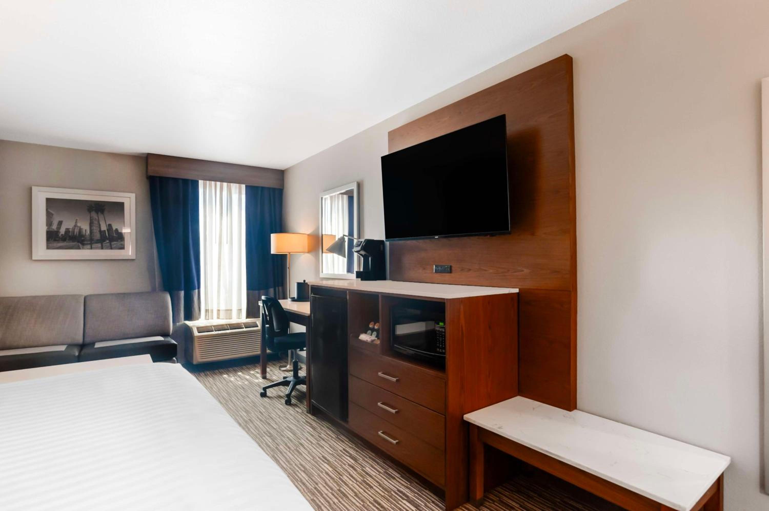 King Room with Walk-in Shower - Mobility Access/Non-Smoking thumbnail 5