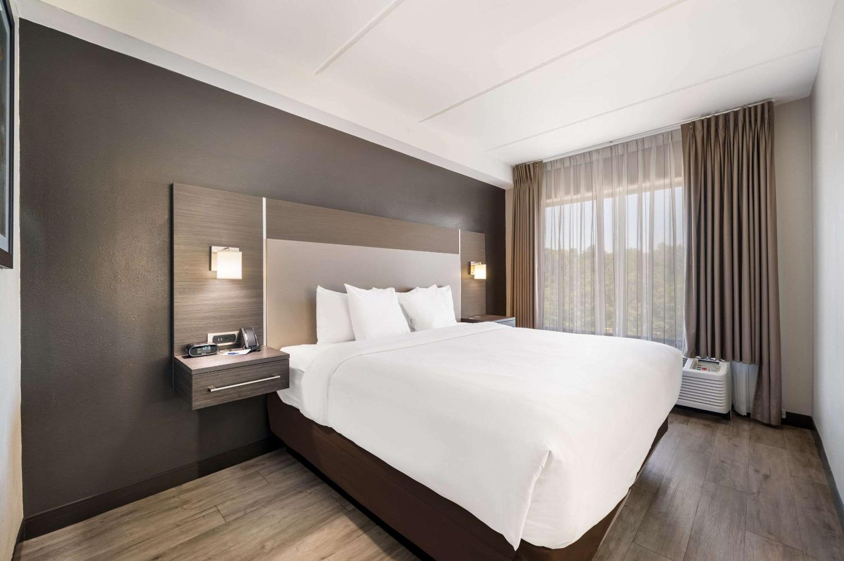 King Suite - Non-Smoking - Photo 1