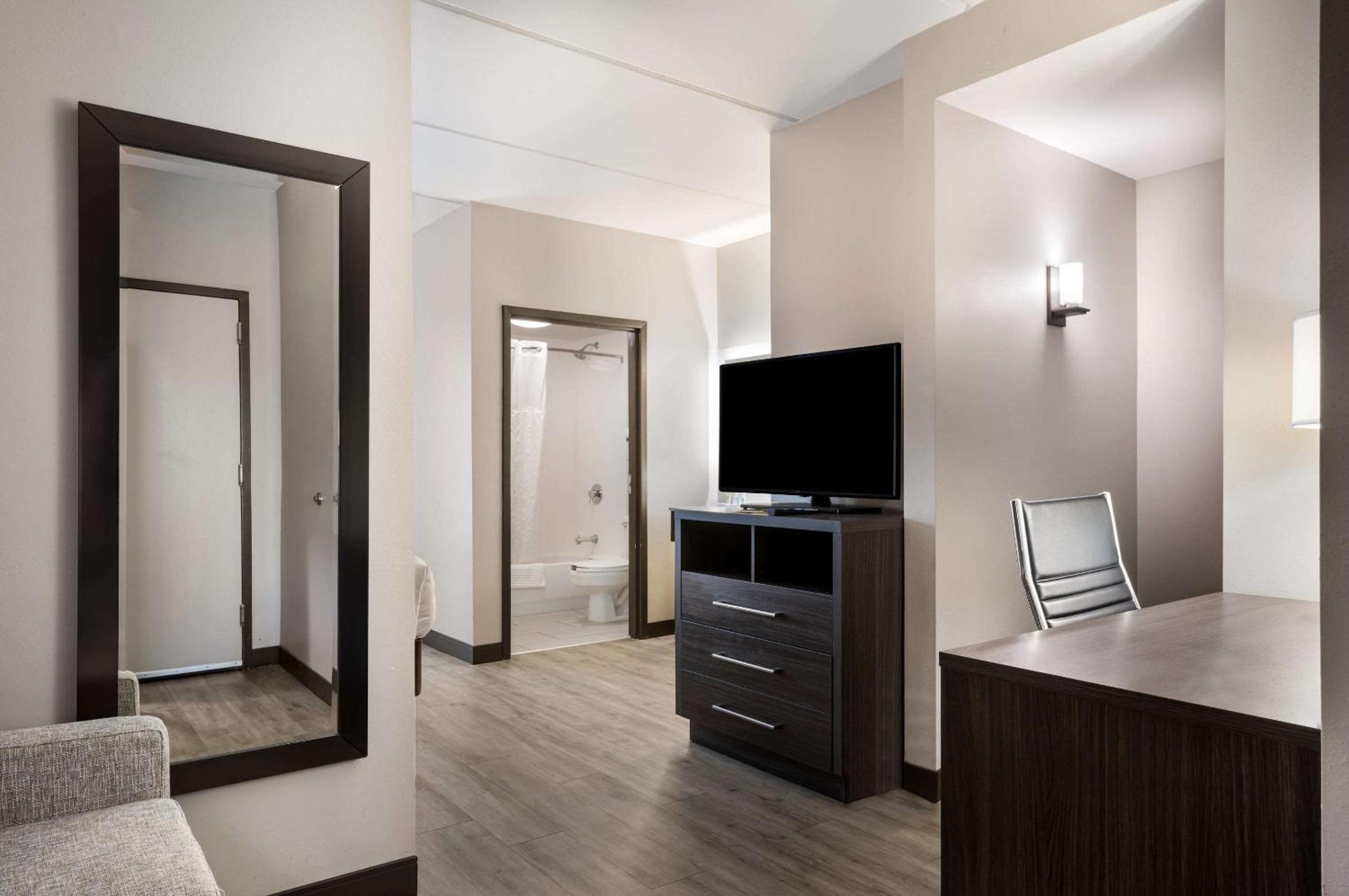 King Suite - Non-Smoking - Photo 11
