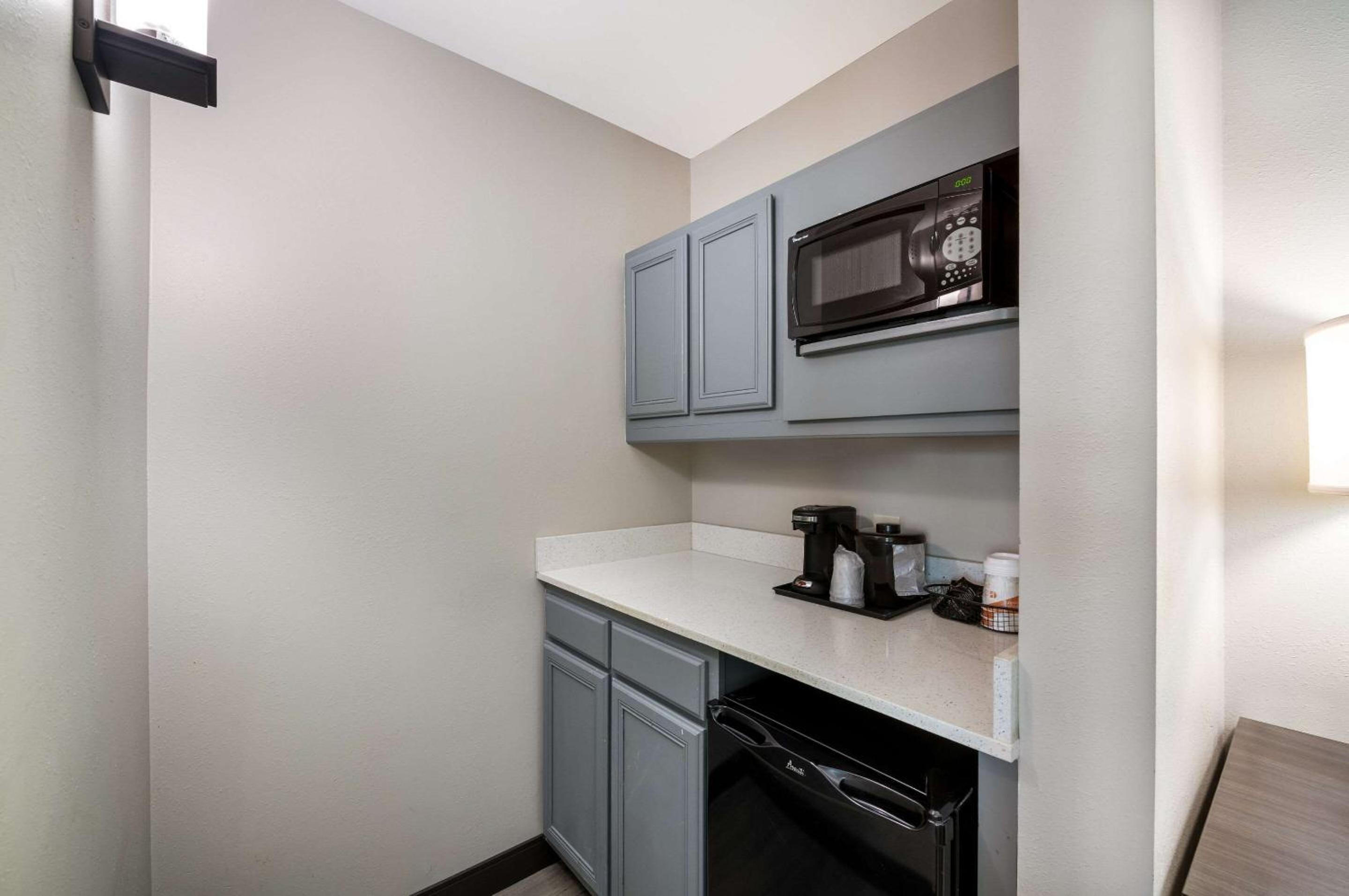 King Suite - Non-Smoking - Photo 6