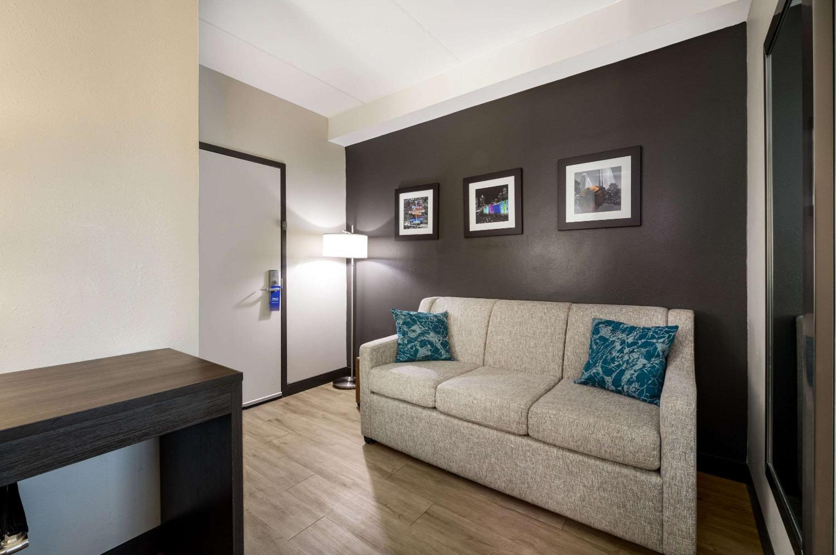King Suite - Non-Smoking - Photo 4