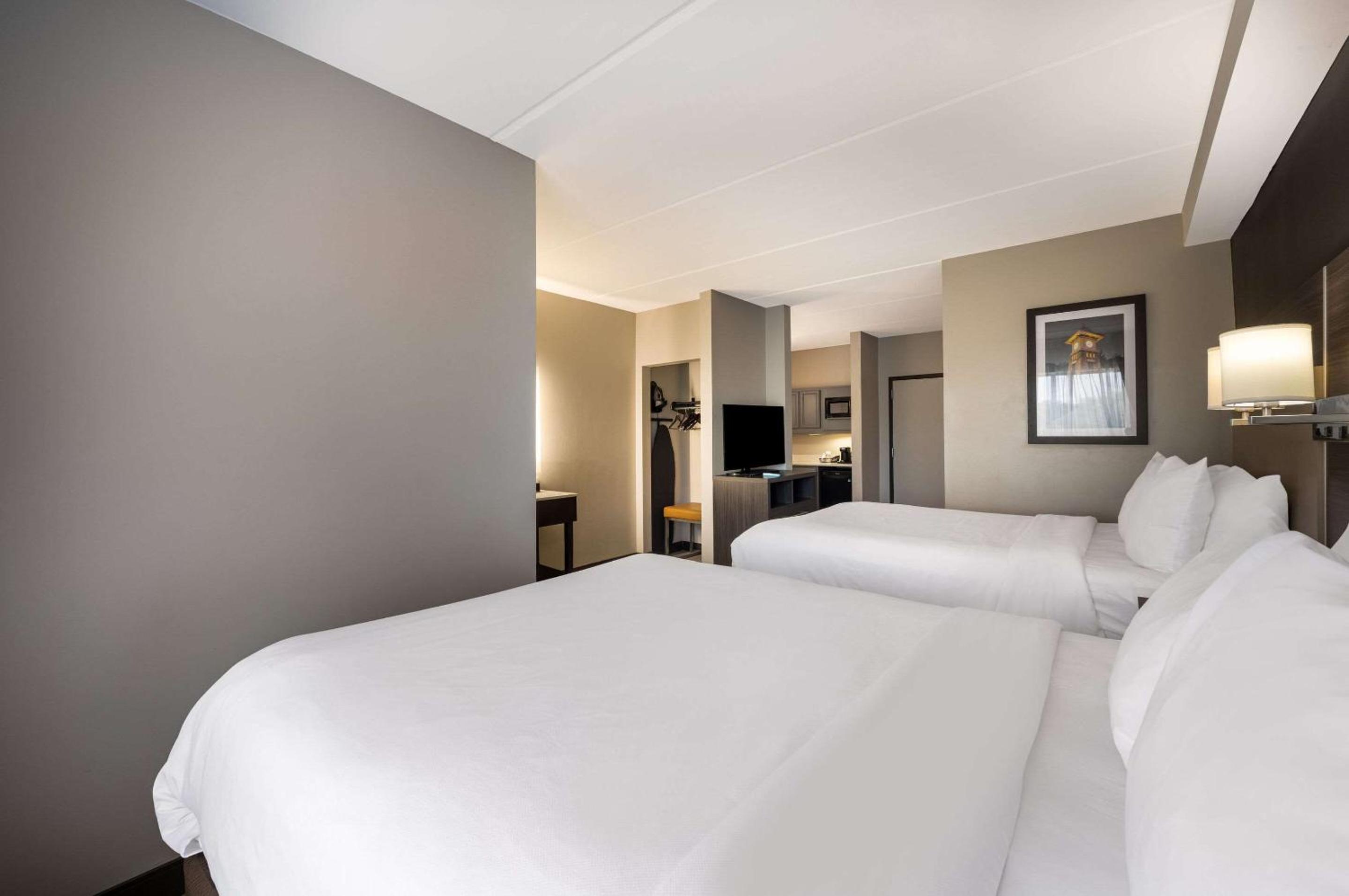 Queen Suite with Two Queen Beds - Non-Smoking - Photo 8