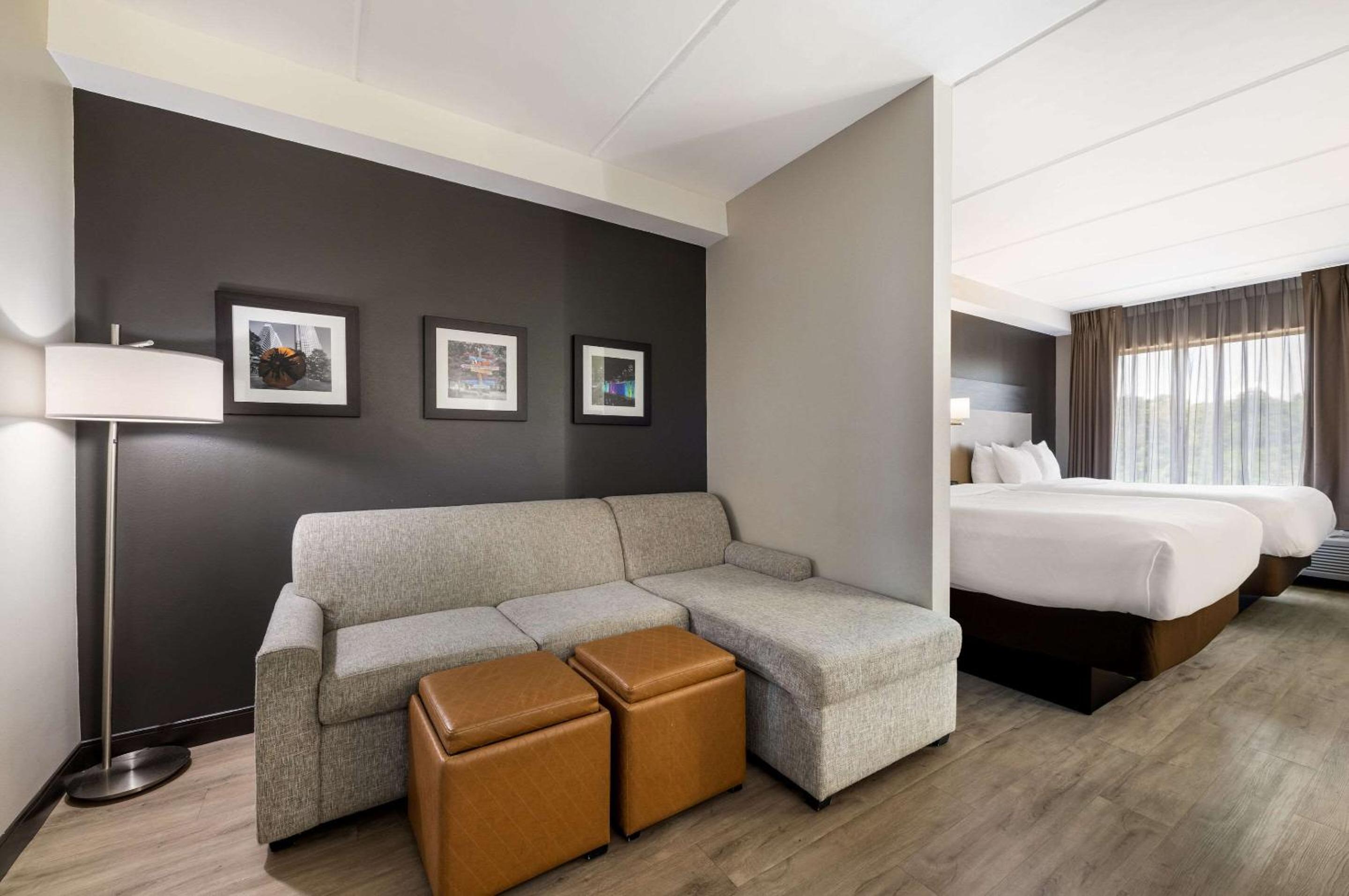 Queen Suite with Two Queen Beds - Non-Smoking - Photo 9