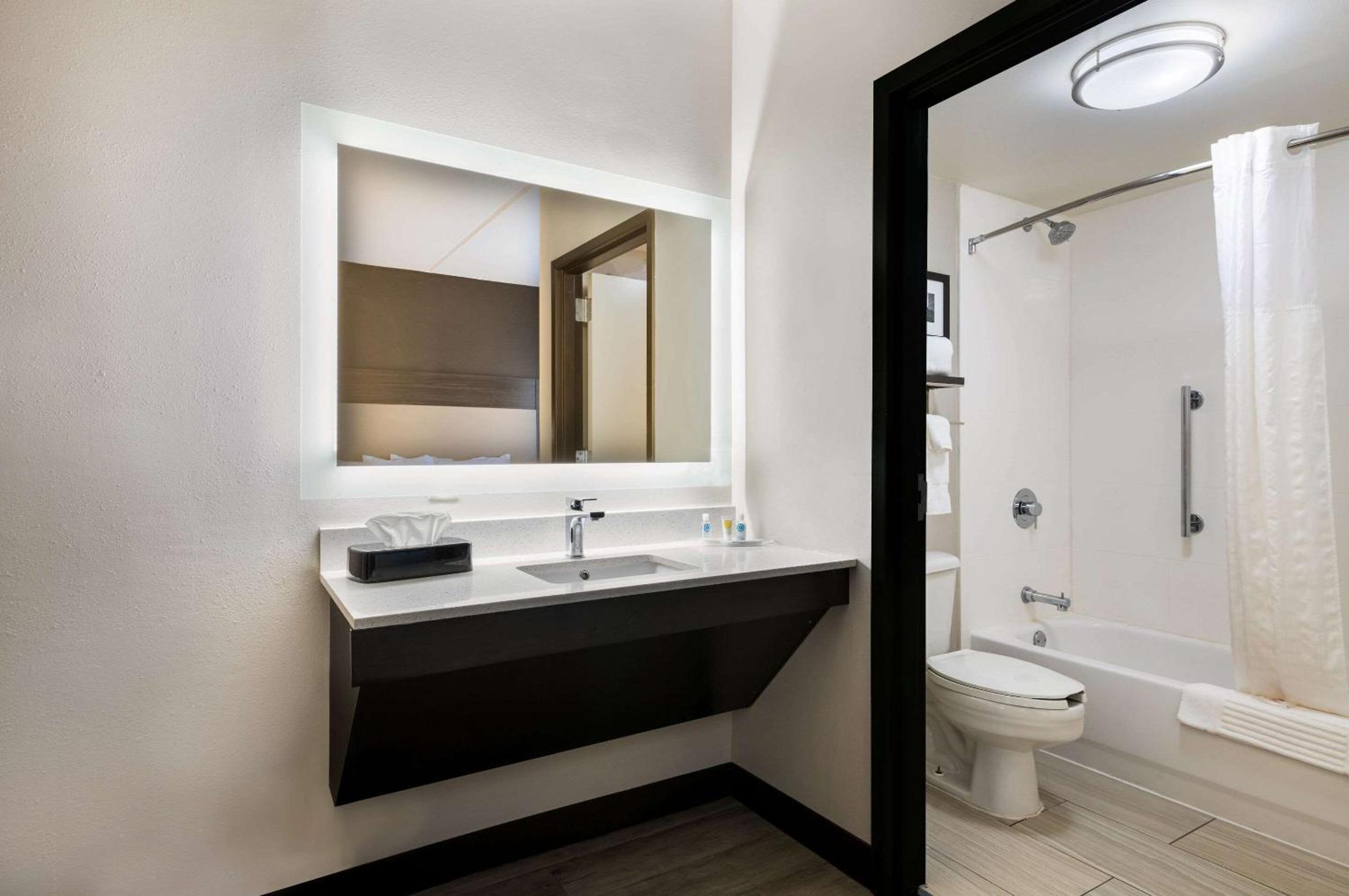 King Suite - Non-Smoking - Photo 12