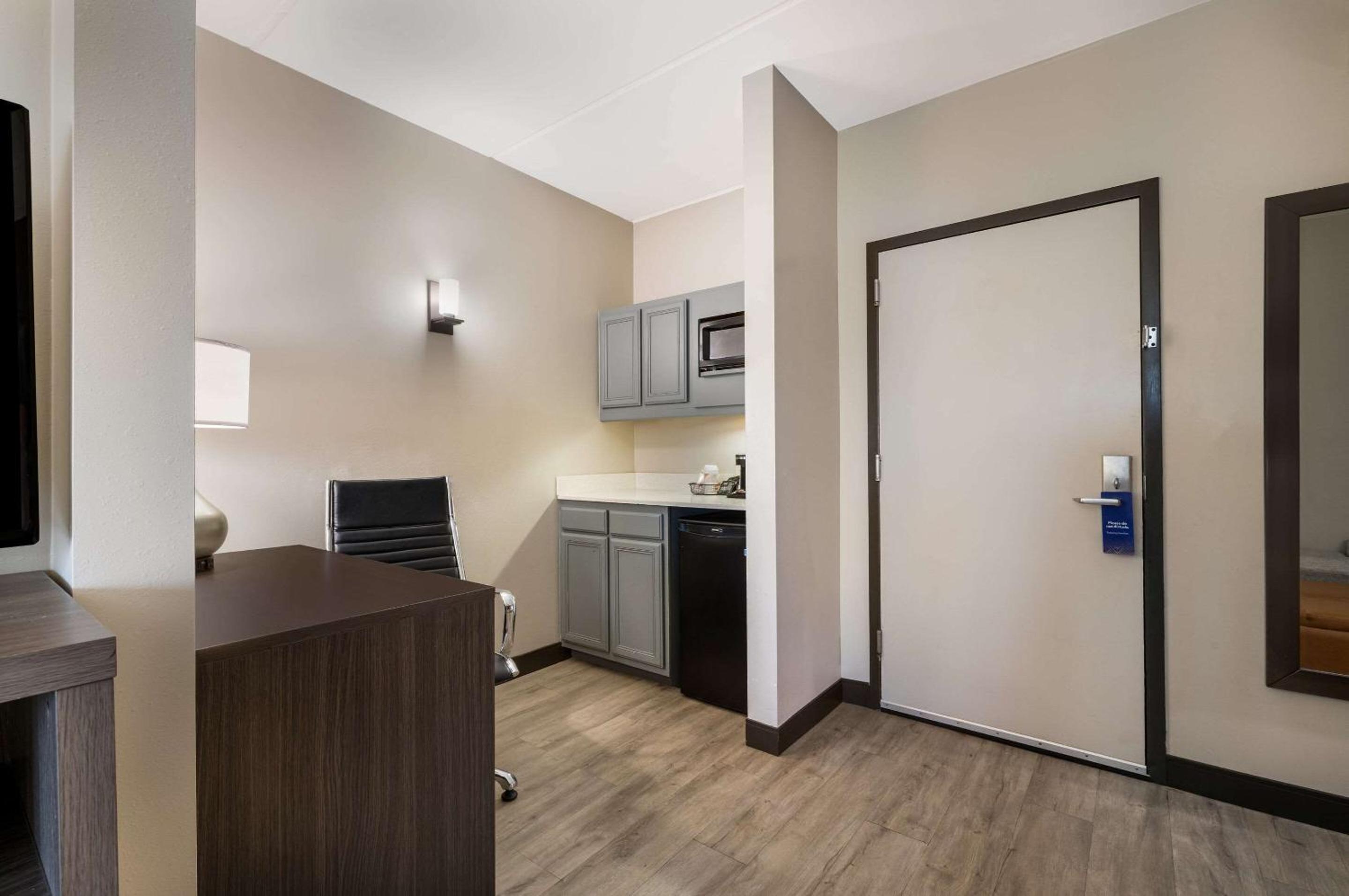 King Suite - Non-Smoking - Photo 10