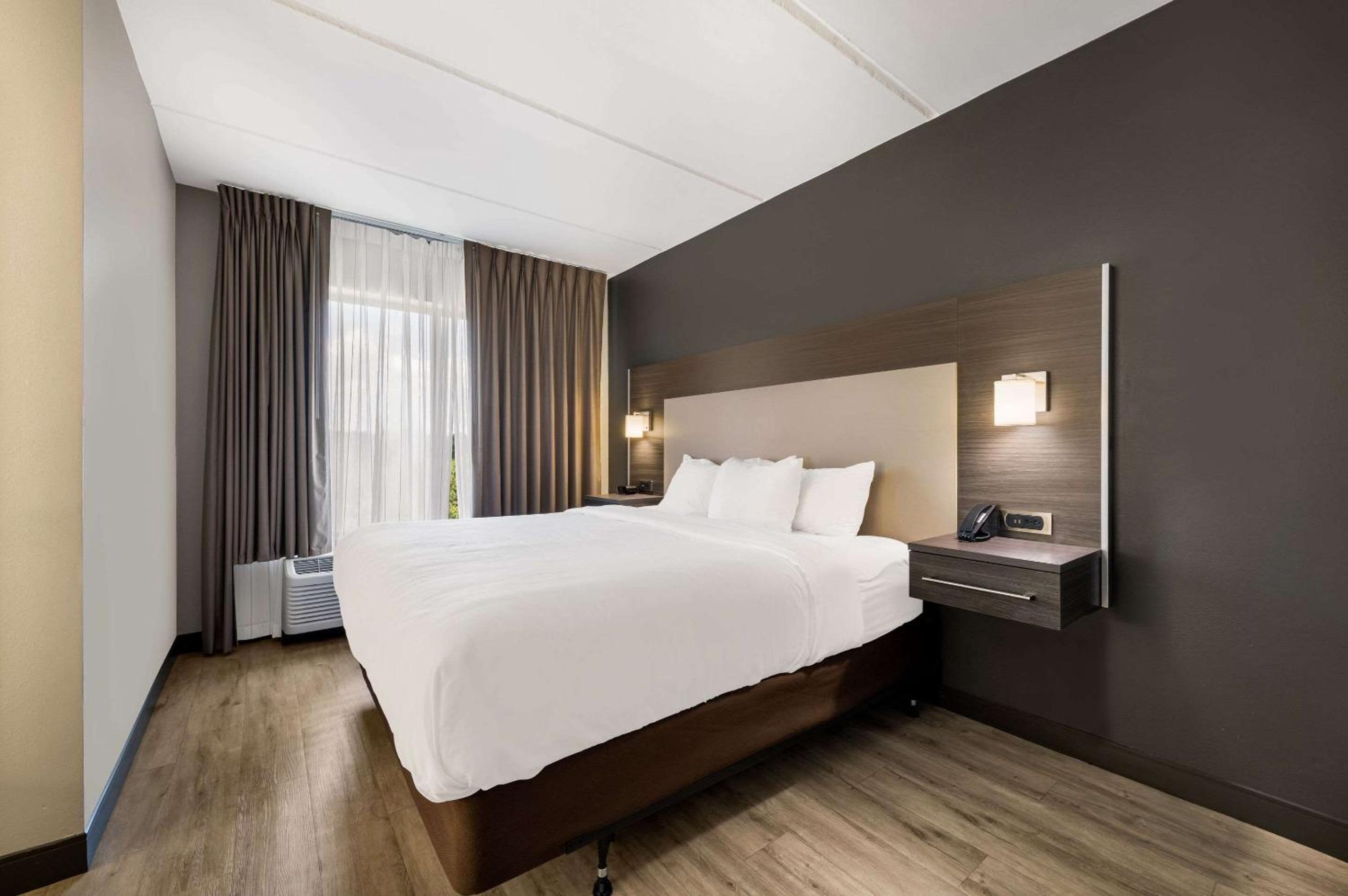 King Suite - Non-Smoking - Photo 13