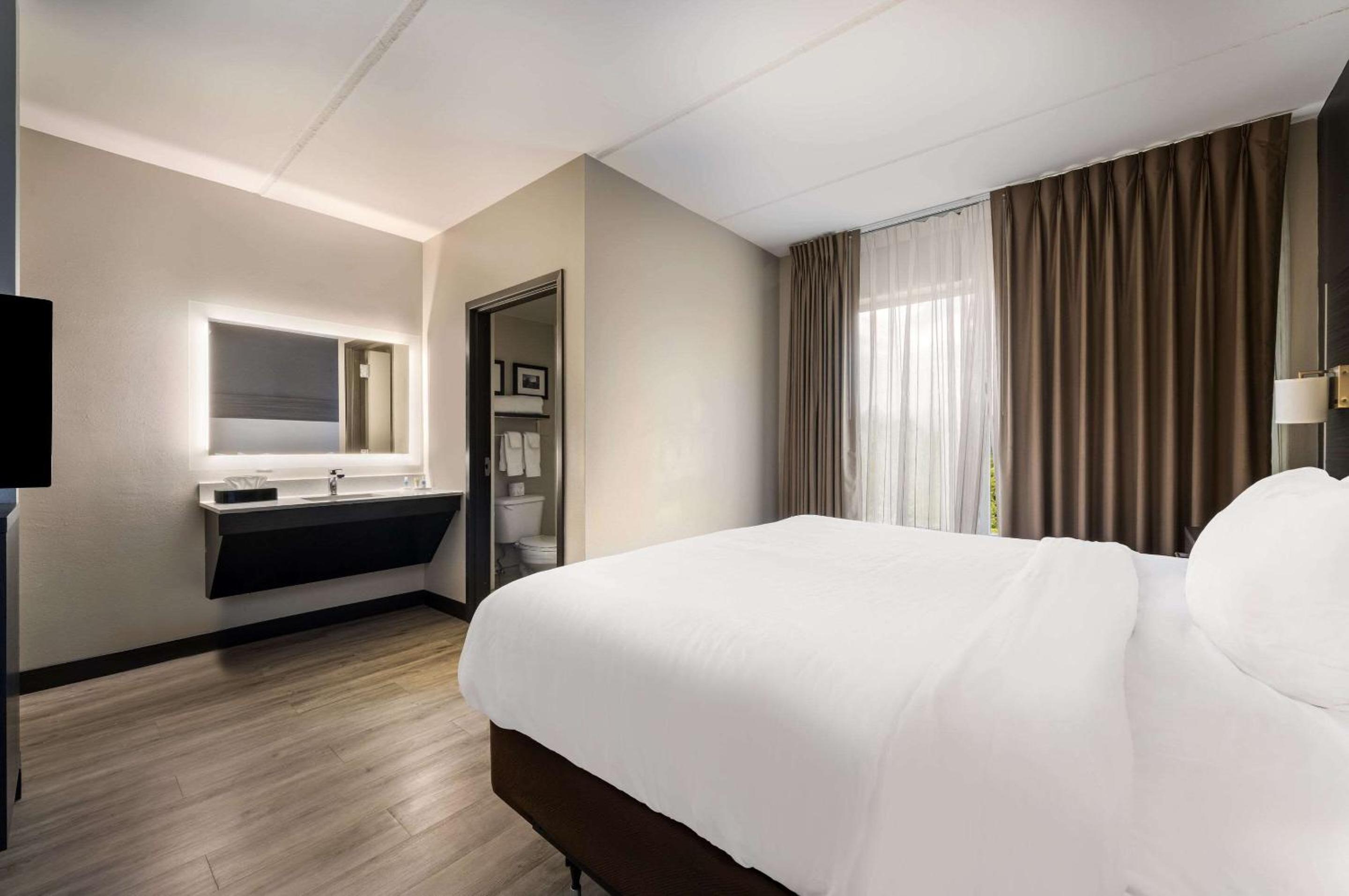 King Suite - Non-Smoking - Photo 3