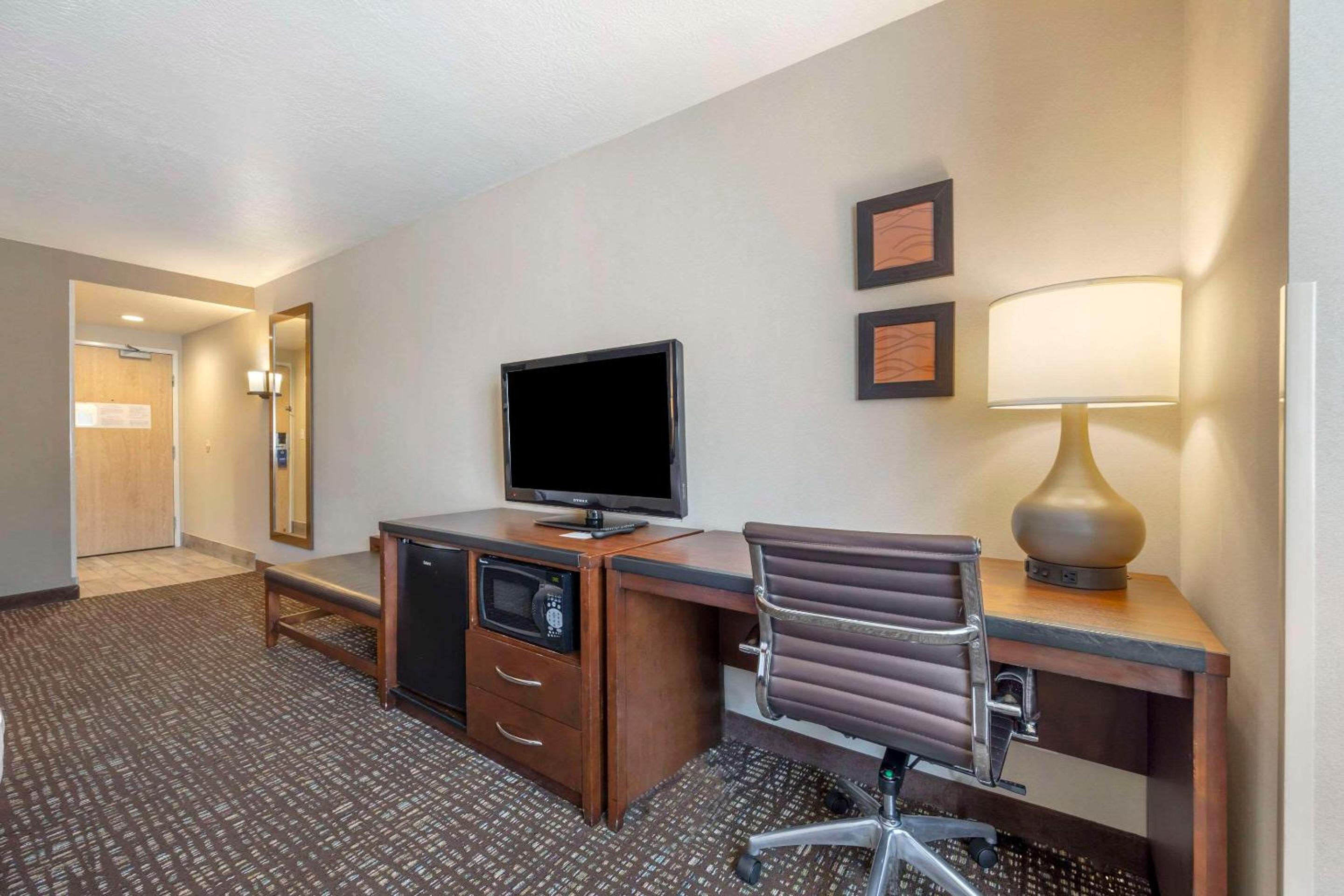 Queen Room with Two Queen Beds - Photo 2