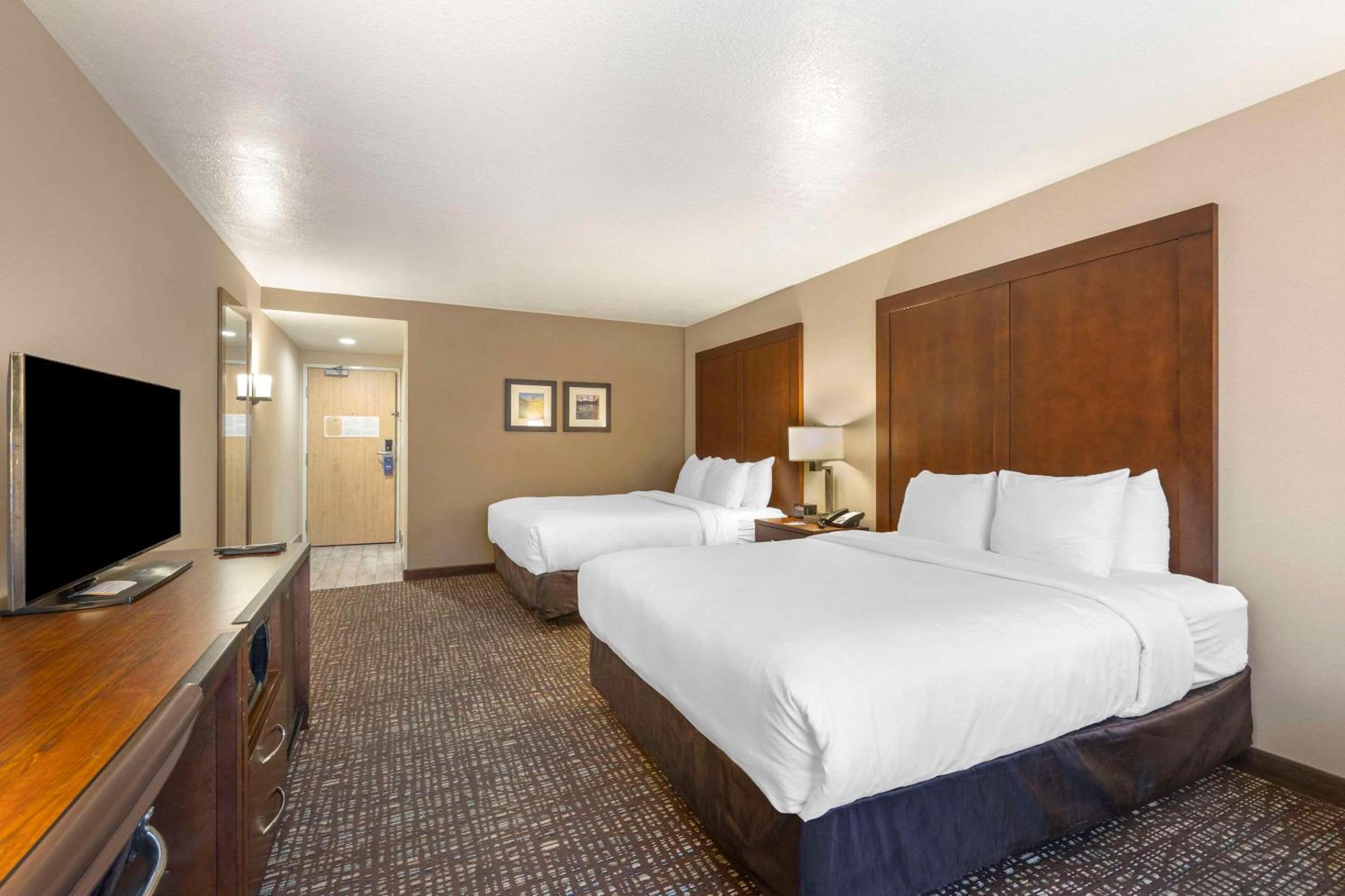 Queen Room with Two Queen Beds - Photo 1