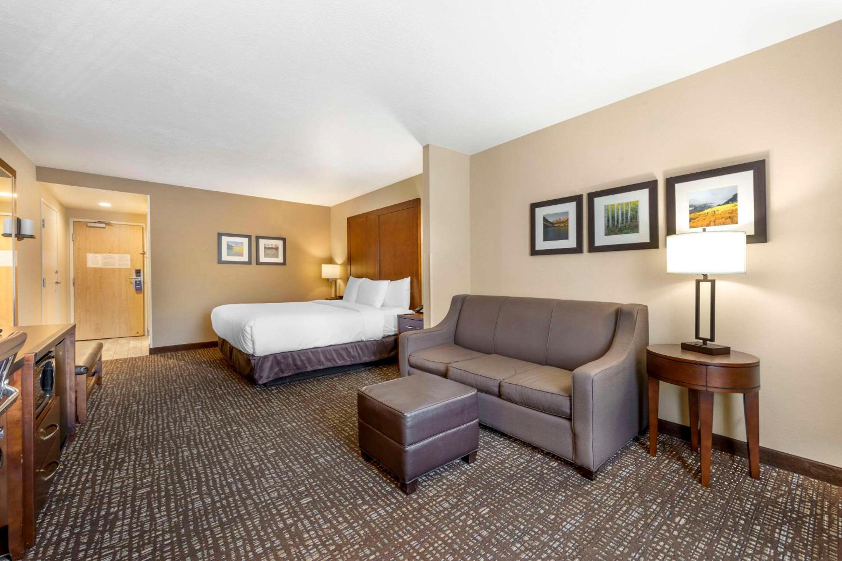 King Suite - Non-Smoking - Photo 3
