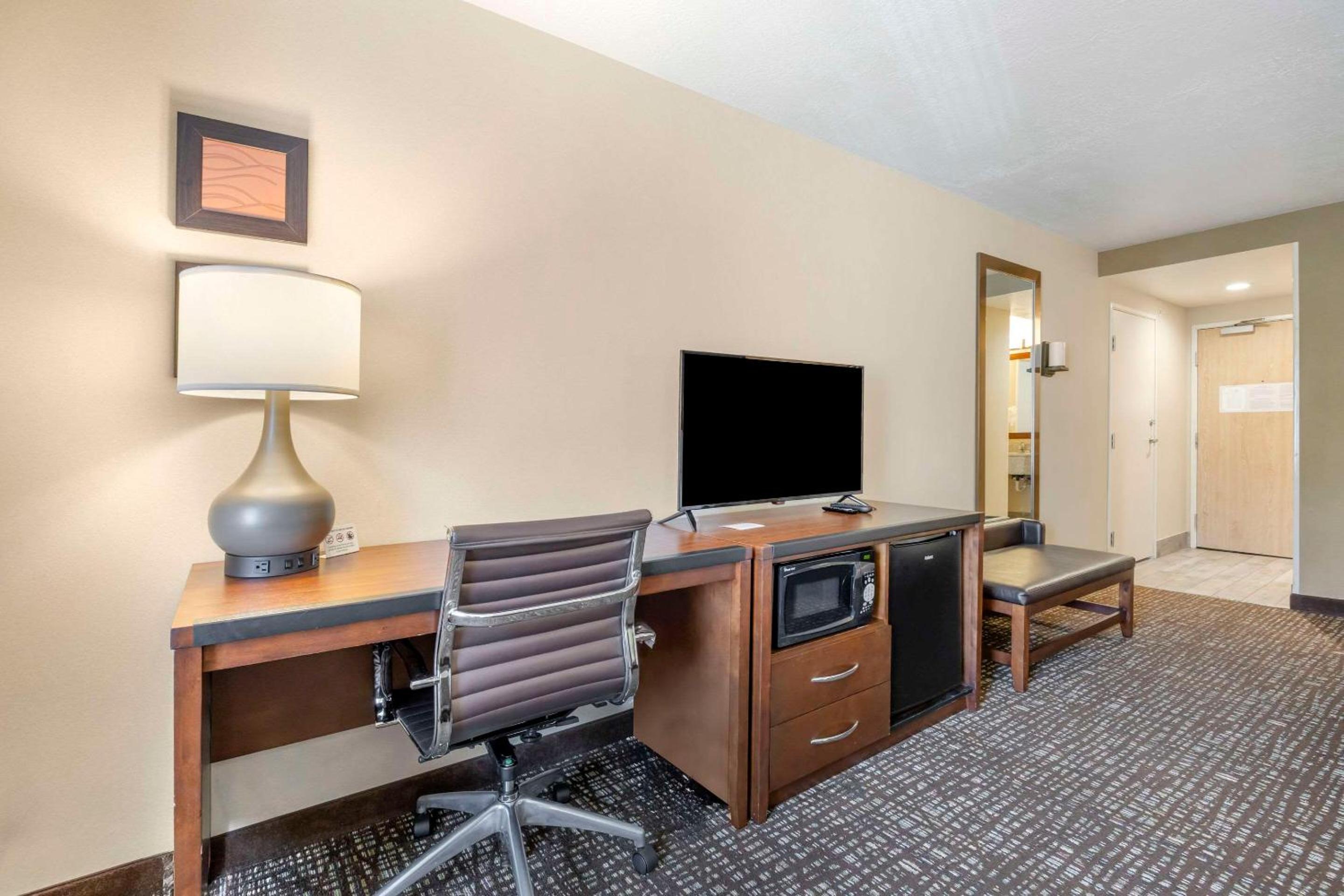 King Suite - Non-Smoking - Photo 2