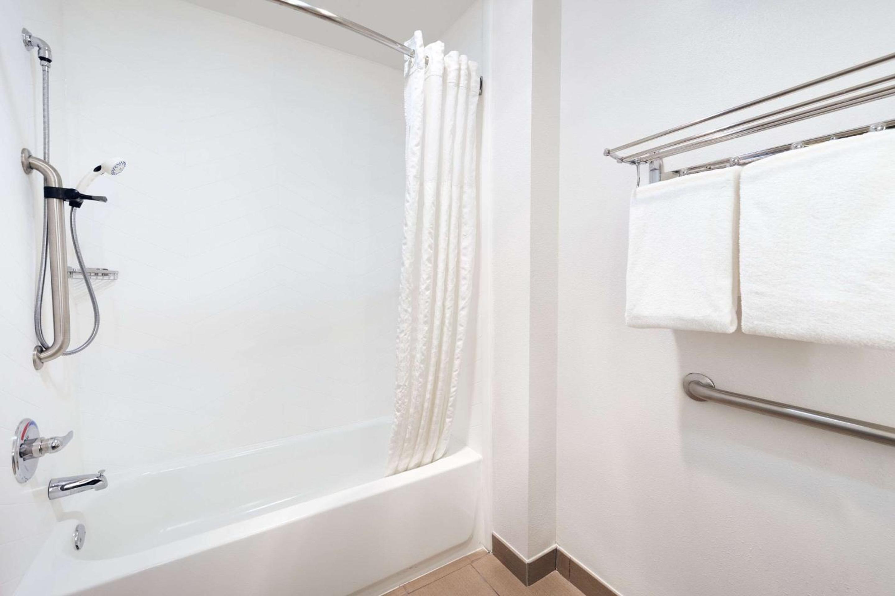 Queen Suite with Two Queen Beds and Tub - Accessible/Non Smoking - Photo 2
