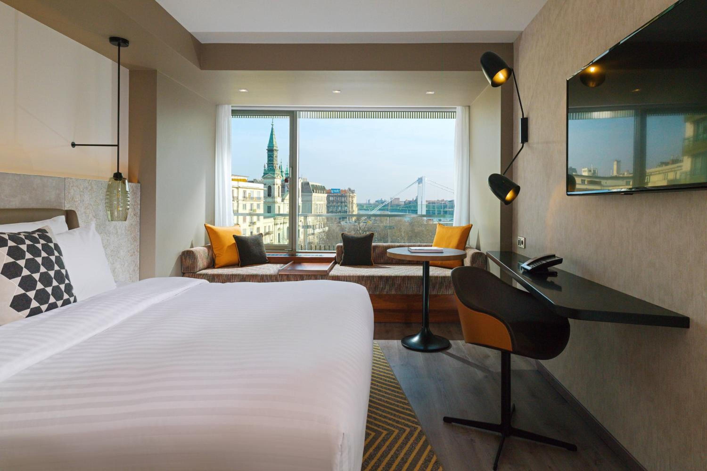 Deluxe Room, Guest room, 1 King - Photo 10