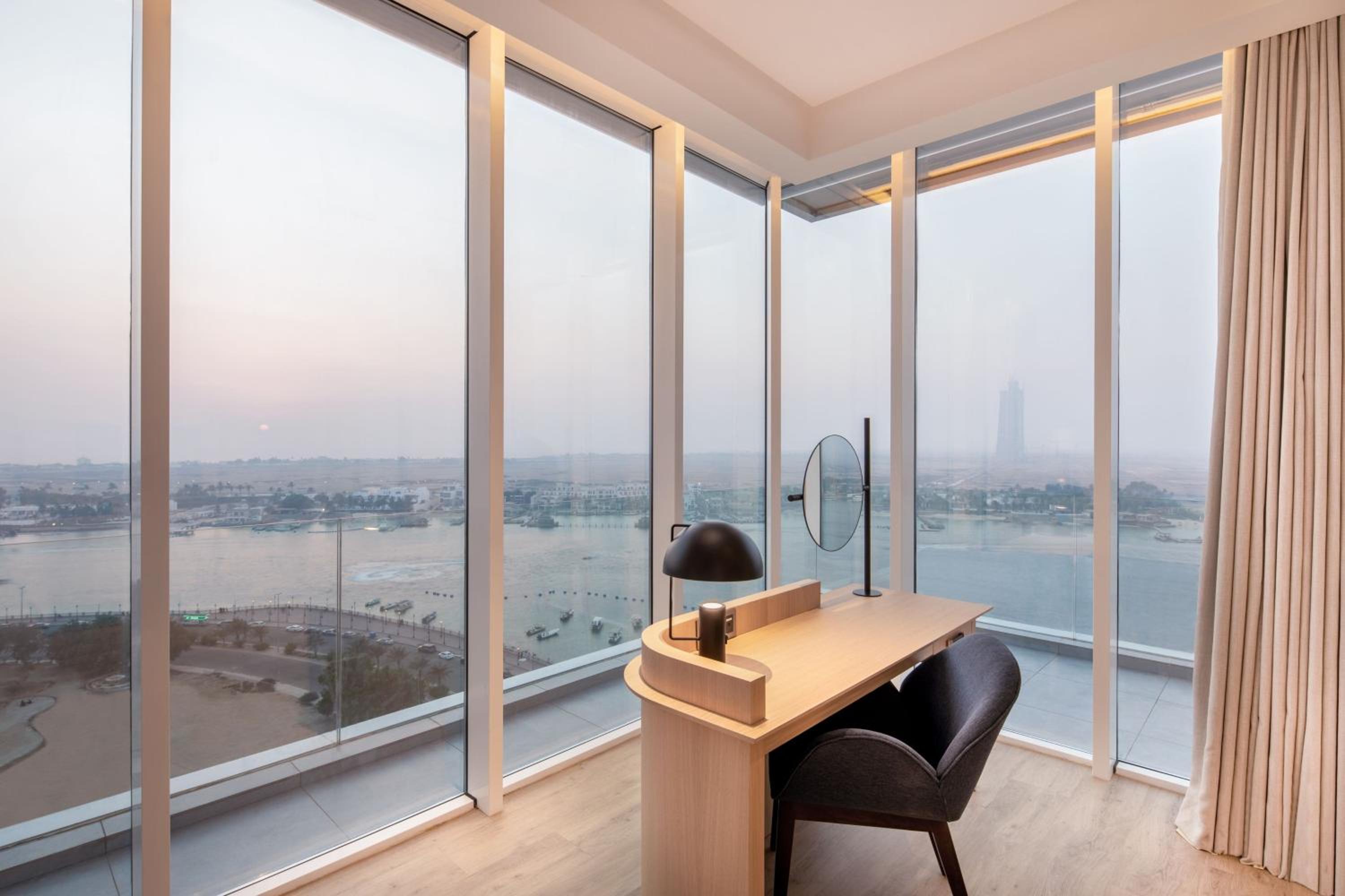 Panoramic Executive Suite - Photo 4