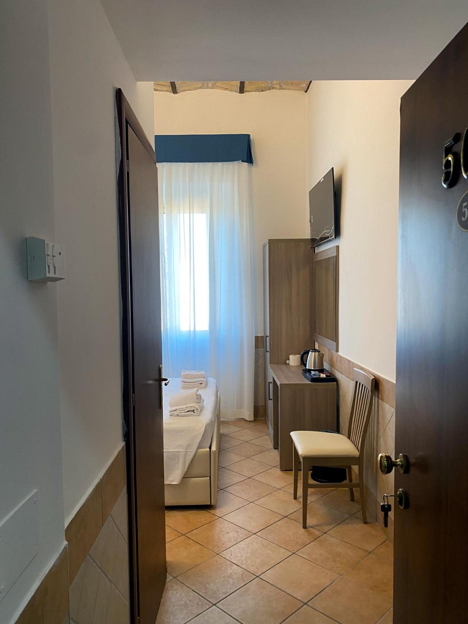 Double Room with Private Bathroom photo 3