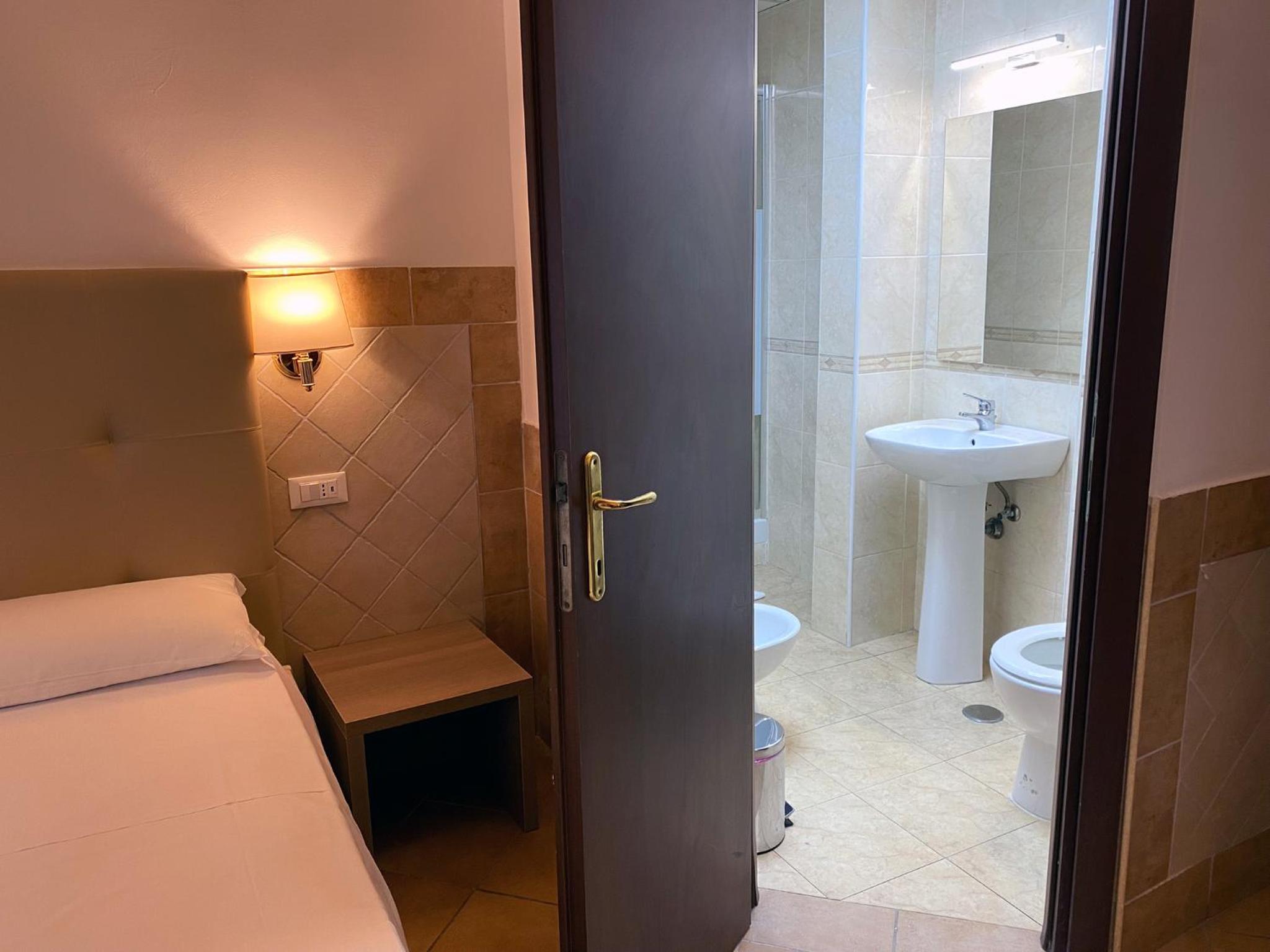 Single Room with Private Bathroom photo 3
