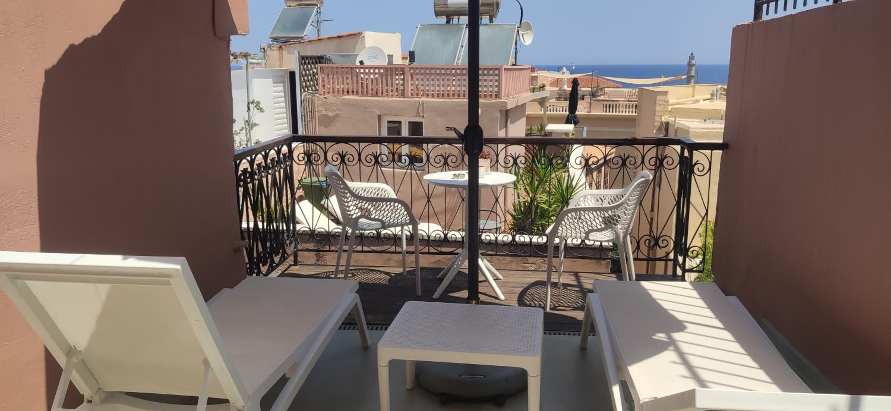 Studio with Private Balcony and Sea View - Photo 33