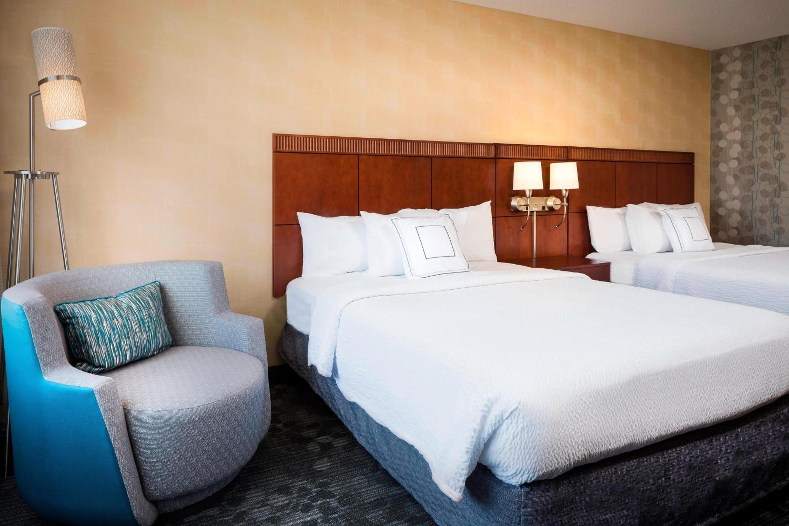 Queen Room with Two Queen Beds - Hearing Accessible - Photo 4
