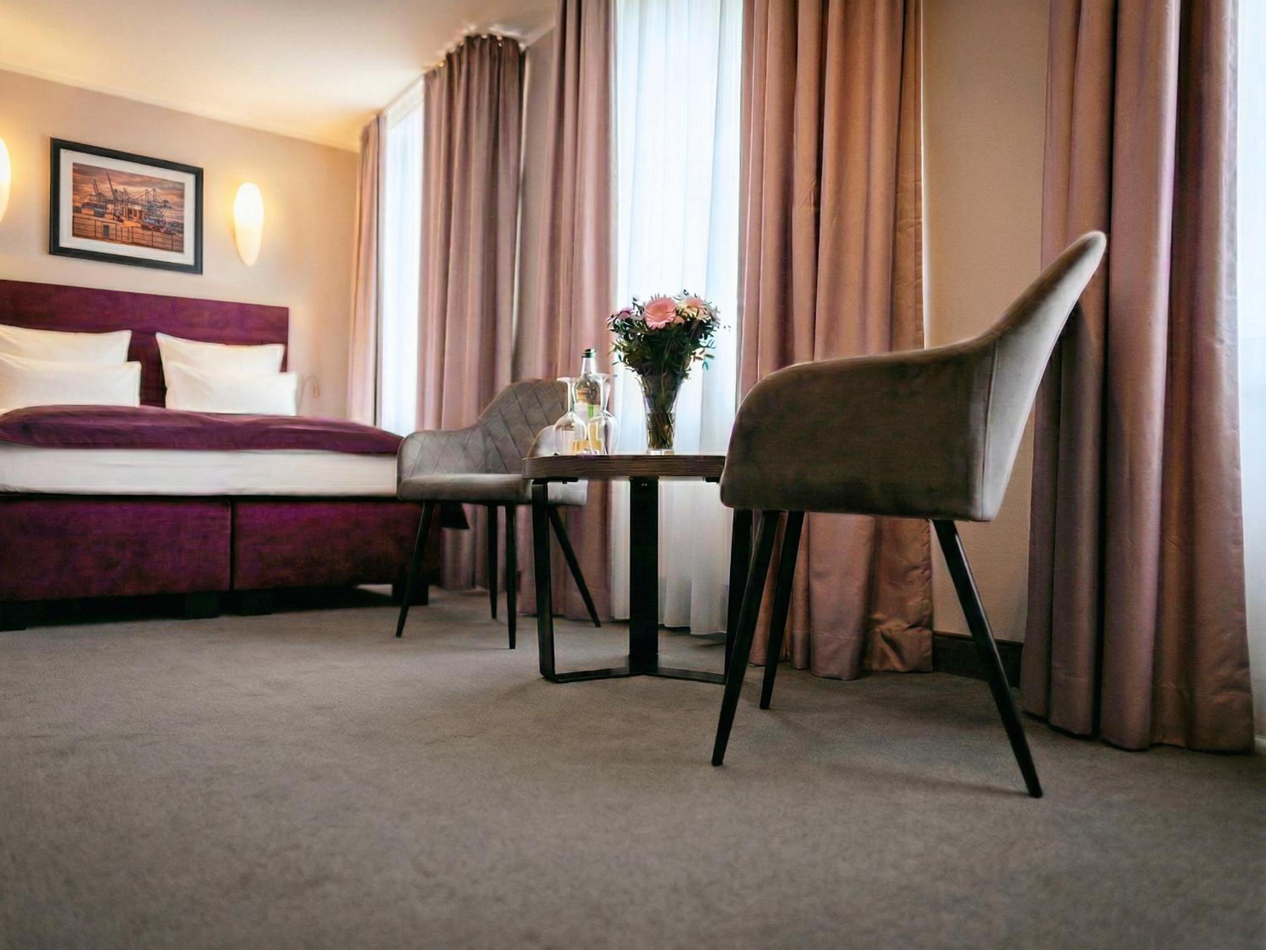 Large Double Room thumbnail 5