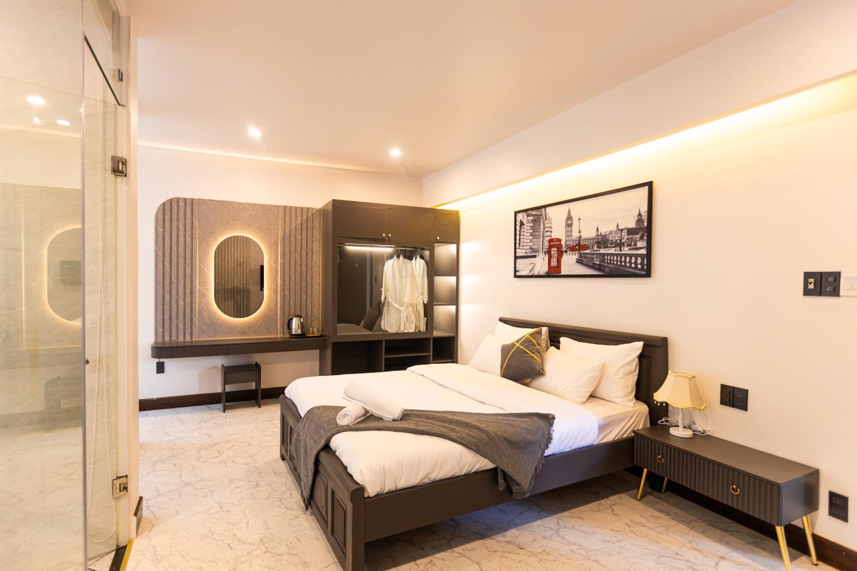 Deluxe Room (2 Adults + 1 Child) - Photo 1