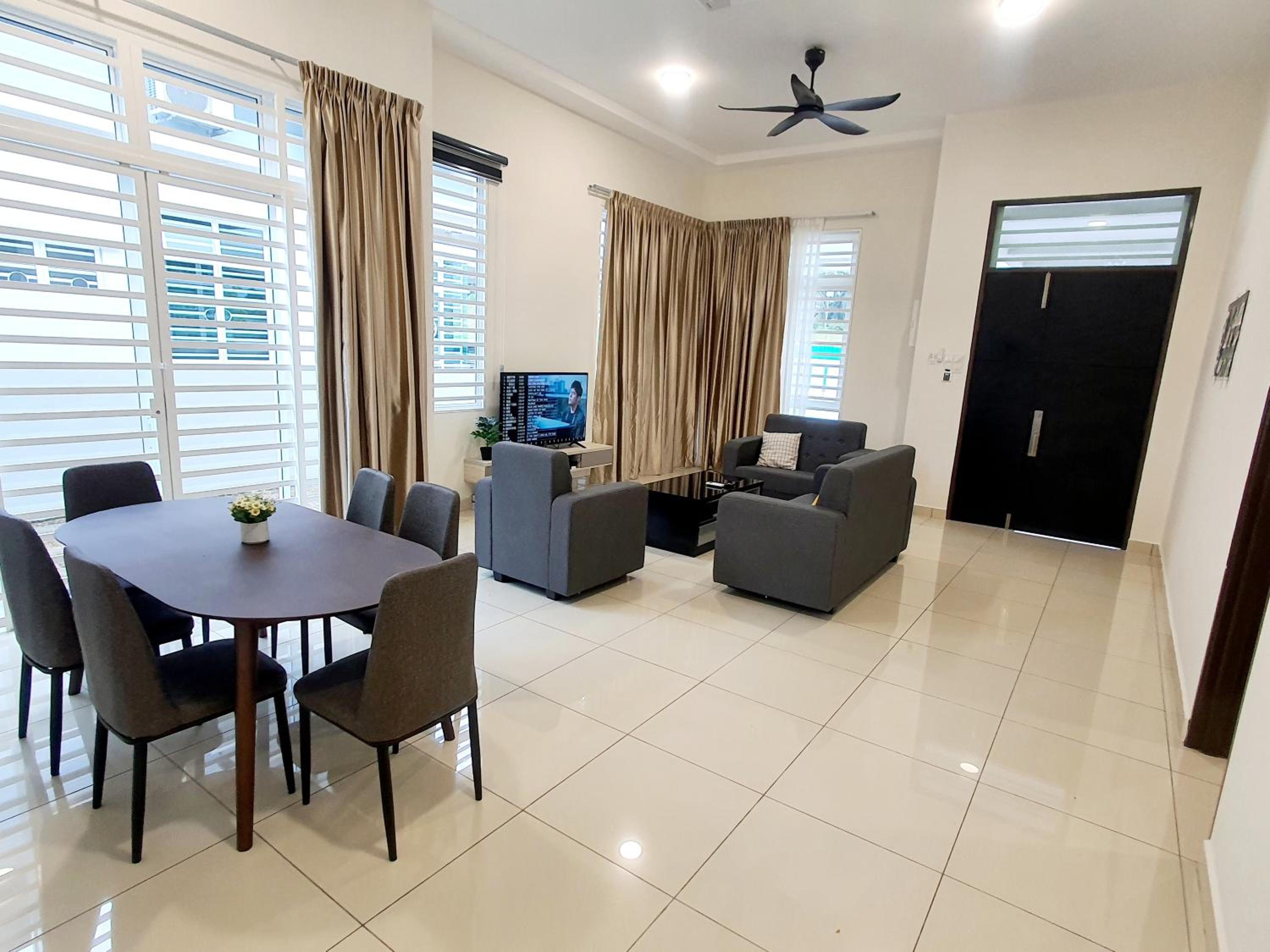 Four-Bedroom House photo 3